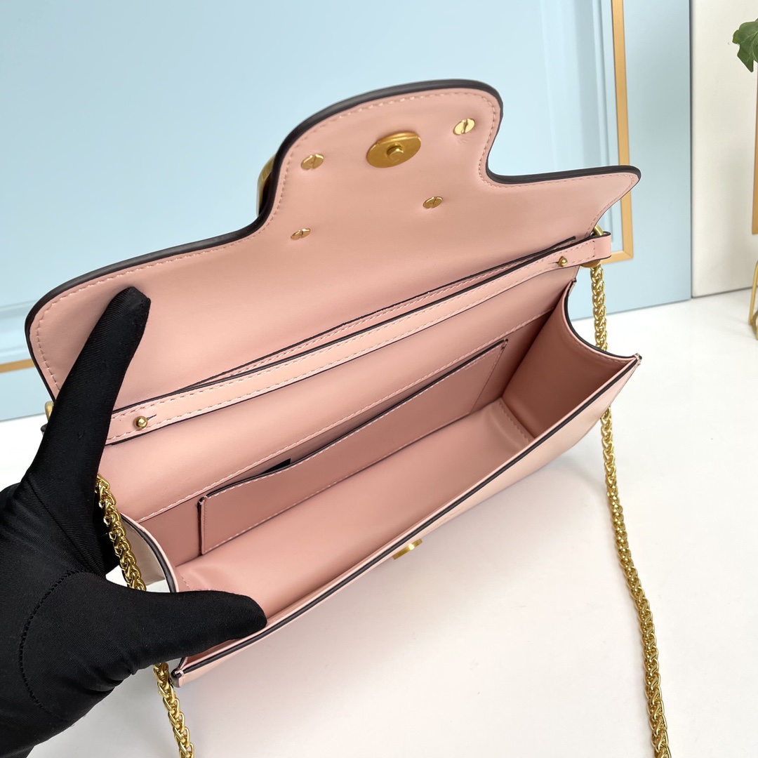 Valentino2022早春系列# 经典包袋升级,占据街头焦点。 标志性铆钉点缀包身与包带,再来点新颜色瞧瞧,解锁无限 Valentino2022早春系列# 经典包袋升级,占据街头焦点。 标志性铆钉点缀包身与包带,再来点新颜色瞧瞧,解锁无限