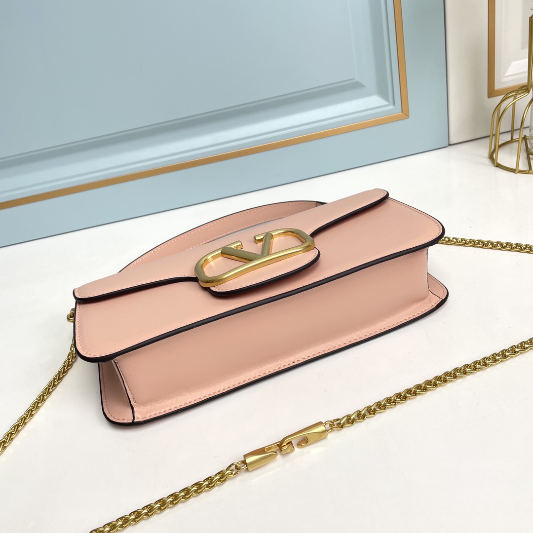 Valentino2022早春系列# 经典包袋升级,占据街头焦点。 标志性铆钉点缀包身与包带,再来点新颜色瞧瞧,解锁无限 Valentino2022早春系列# 经典包袋升级,占据街头焦点。 标志性铆钉点缀包身与包带,再来点新颜色瞧瞧,解锁无限