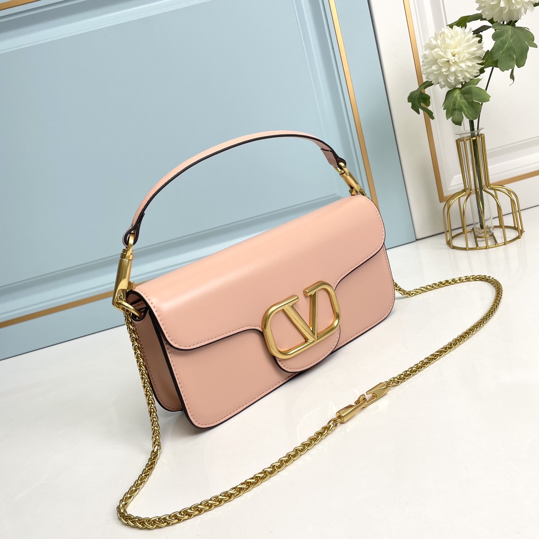 Valentino2022早春系列# 经典包袋升级,占据街头焦点。 标志性铆钉点缀包身与包带,再来点新颜色瞧瞧,解锁无限 Valentino2022早春系列# 经典包袋升级,占据街头焦点。 标志性铆钉点缀包身与包带,再来点新颜色瞧瞧,解锁无限