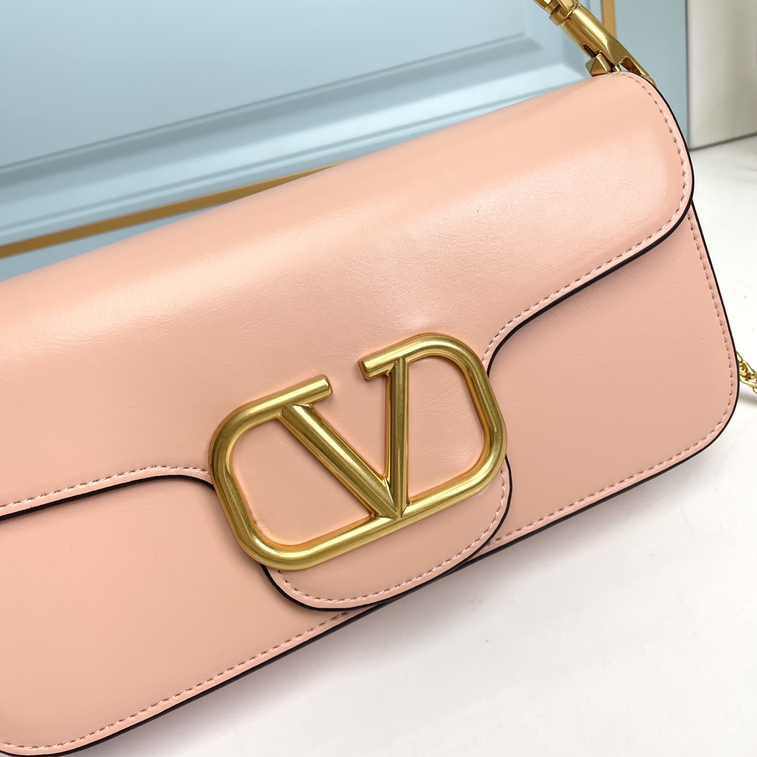 Valentino2022早春系列# 经典包袋升级,占据街头焦点。 标志性铆钉点缀包身与包带,再来点新颜色瞧瞧,解锁无限 Valentino2022早春系列# 经典包袋升级,占据街头焦点。 标志性铆钉点缀包身与包带,再来点新颜色瞧瞧,解锁无限