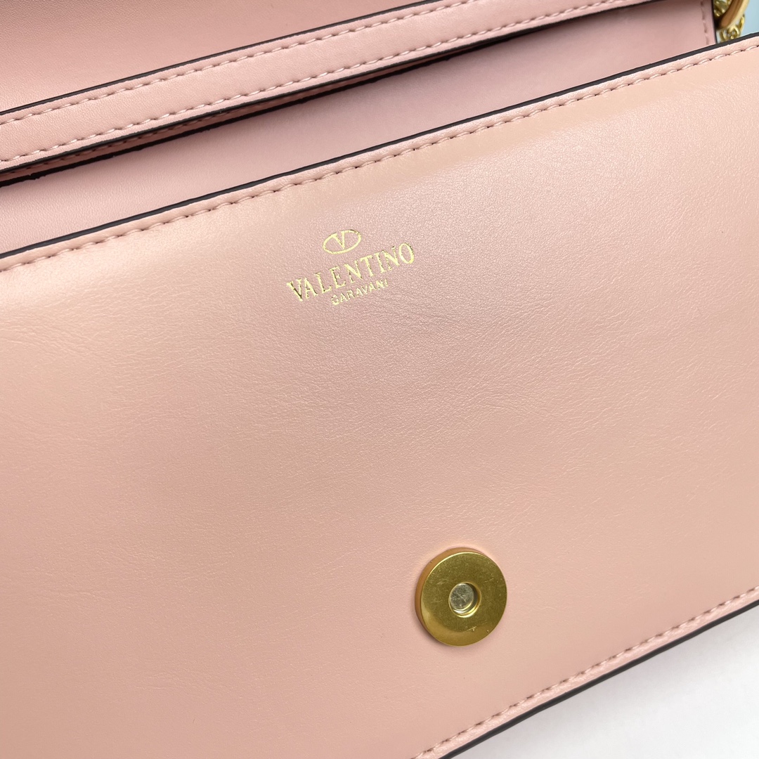 Valentino2022早春系列# 经典包袋升级,占据街头焦点。 标志性铆钉点缀包身与包带,再来点新颜色瞧瞧,解锁无限 Valentino2022早春系列# 经典包袋升级,占据街头焦点。 标志性铆钉点缀包身与包带,再来点新颜色瞧瞧,解锁无限