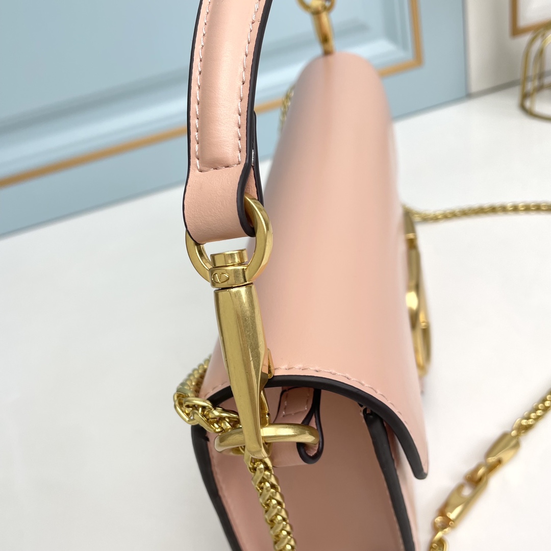 Valentino2022早春系列# 经典包袋升级,占据街头焦点。 标志性铆钉点缀包身与包带,再来点新颜色瞧瞧,解锁无限 Valentino2022早春系列# 经典包袋升级,占据街头焦点。 标志性铆钉点缀包身与包带,再来点新颜色瞧瞧,解锁无限