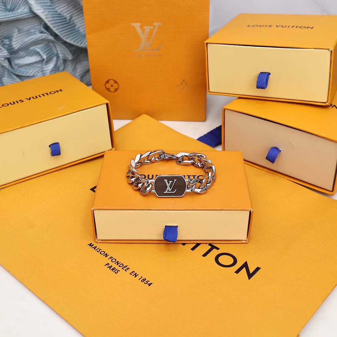 NO:102553,Louis Vuitton/LV SHADES Silver Cuban Bracelet LV Shades Bracelet uses polished metal to build a Cuban-style thick chain, and then marks the LV Pyramide logo on the central acetate fiber decorative brand to boldly declare a modern style. The opening and closing design engraved Monogram pattern.,Lv bracelet,louis vuitton,louis vuitton,bracelet19860909路易威登/LV SHADES 银色古巴手链 LV Shades 手链以抛光金属构筑古巴风格粗链条,再为中央醋酯纤维饰牌标注 LV Pyramide 标识,大胆宣示摩登风范.开合设计镂刻Monogram 图案.,Lv手链,louis vuitton,louis vuitton,bracelet,Jewelry