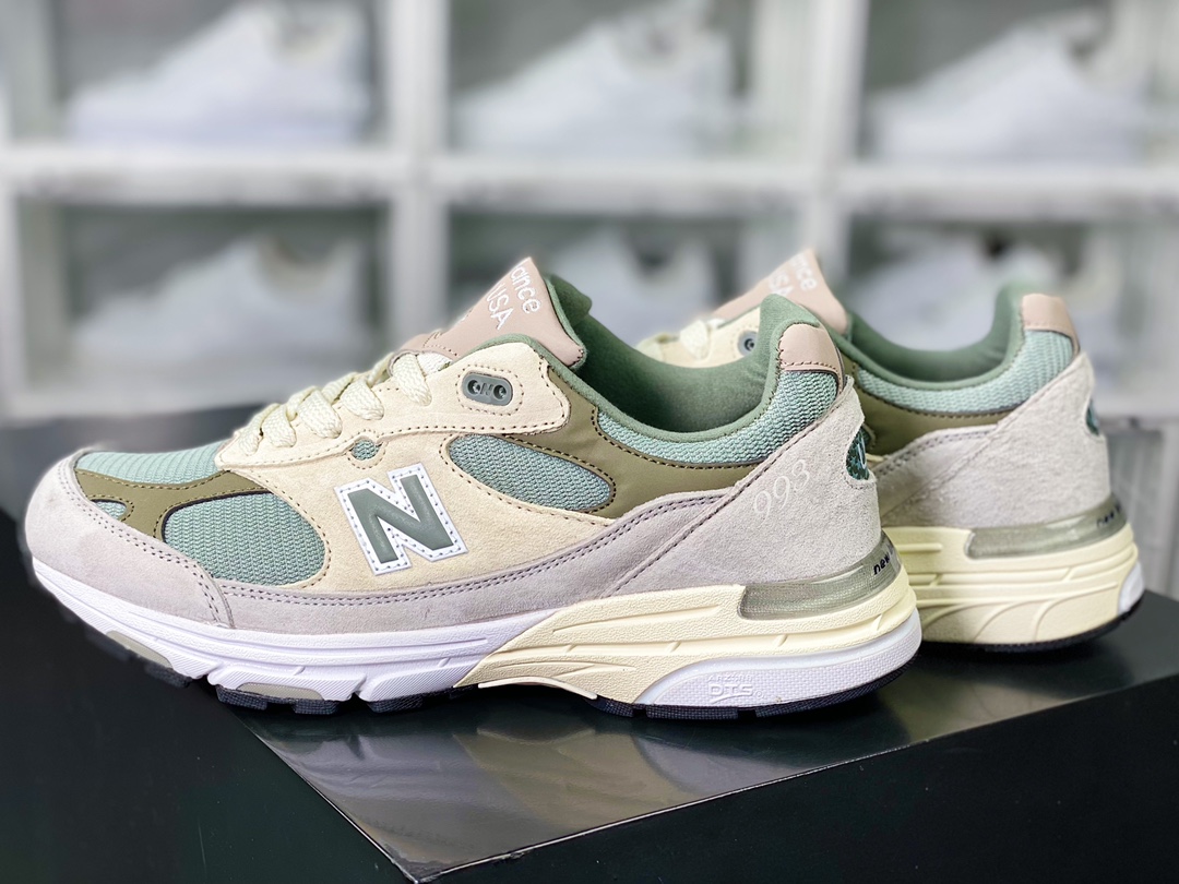 New Balance Made in USA MR993 series American classic running shoes ”Light Grass Green Pistachio” MR993KH1