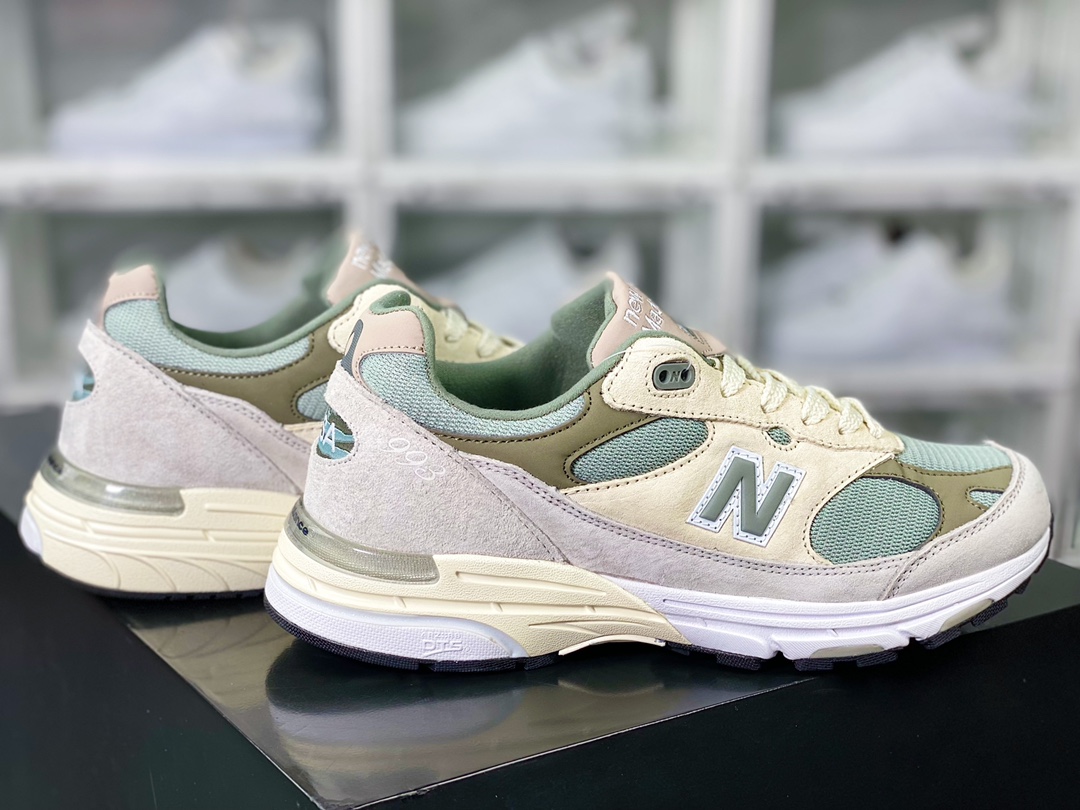 New Balance Made in USA MR993 series American classic running shoes ”Light Grass Green Pistachio” MR993KH1