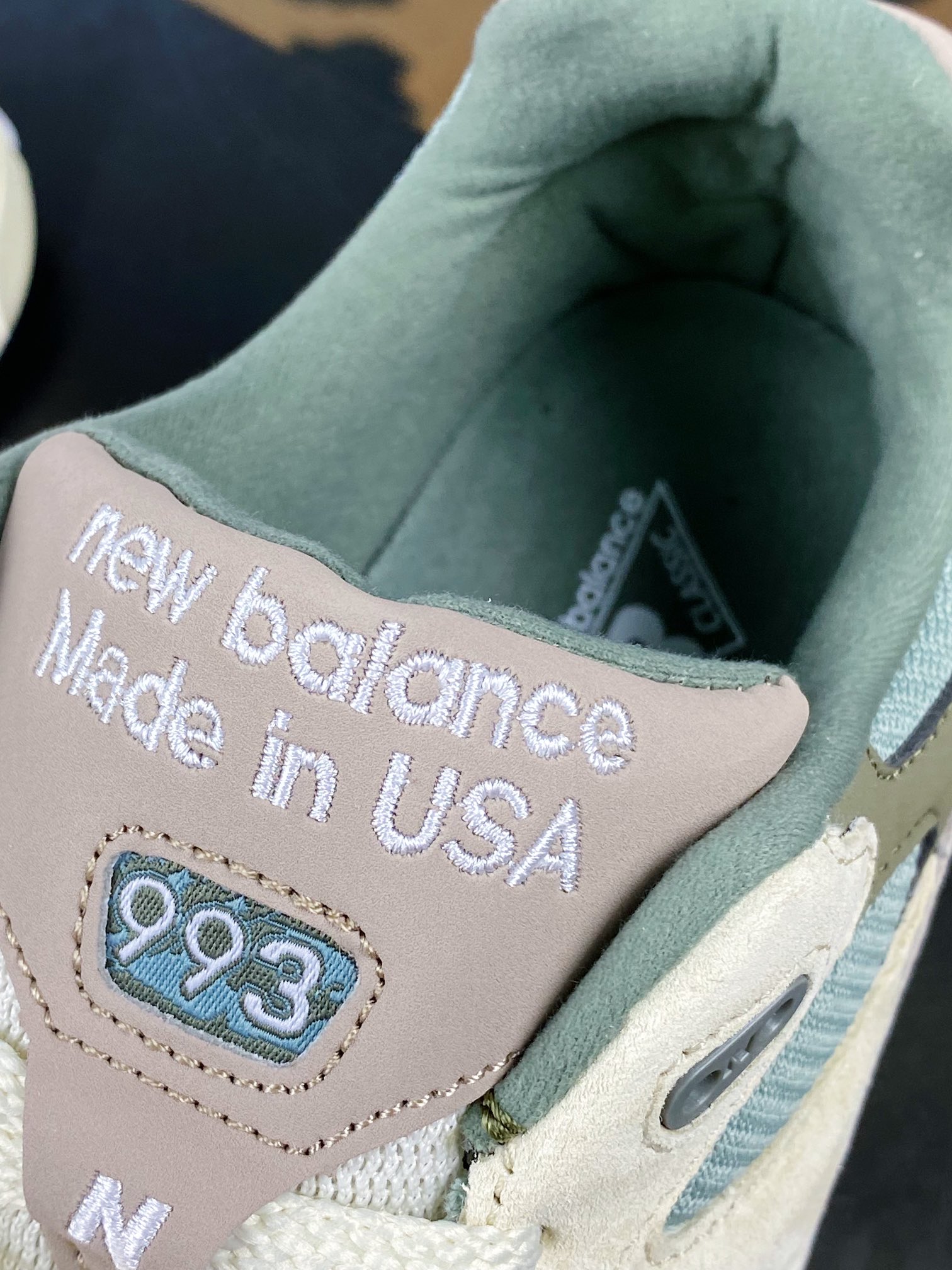 New Balance Made in USA MR993 series American classic running shoes ”Light Grass Green Pistachio” MR993KH1