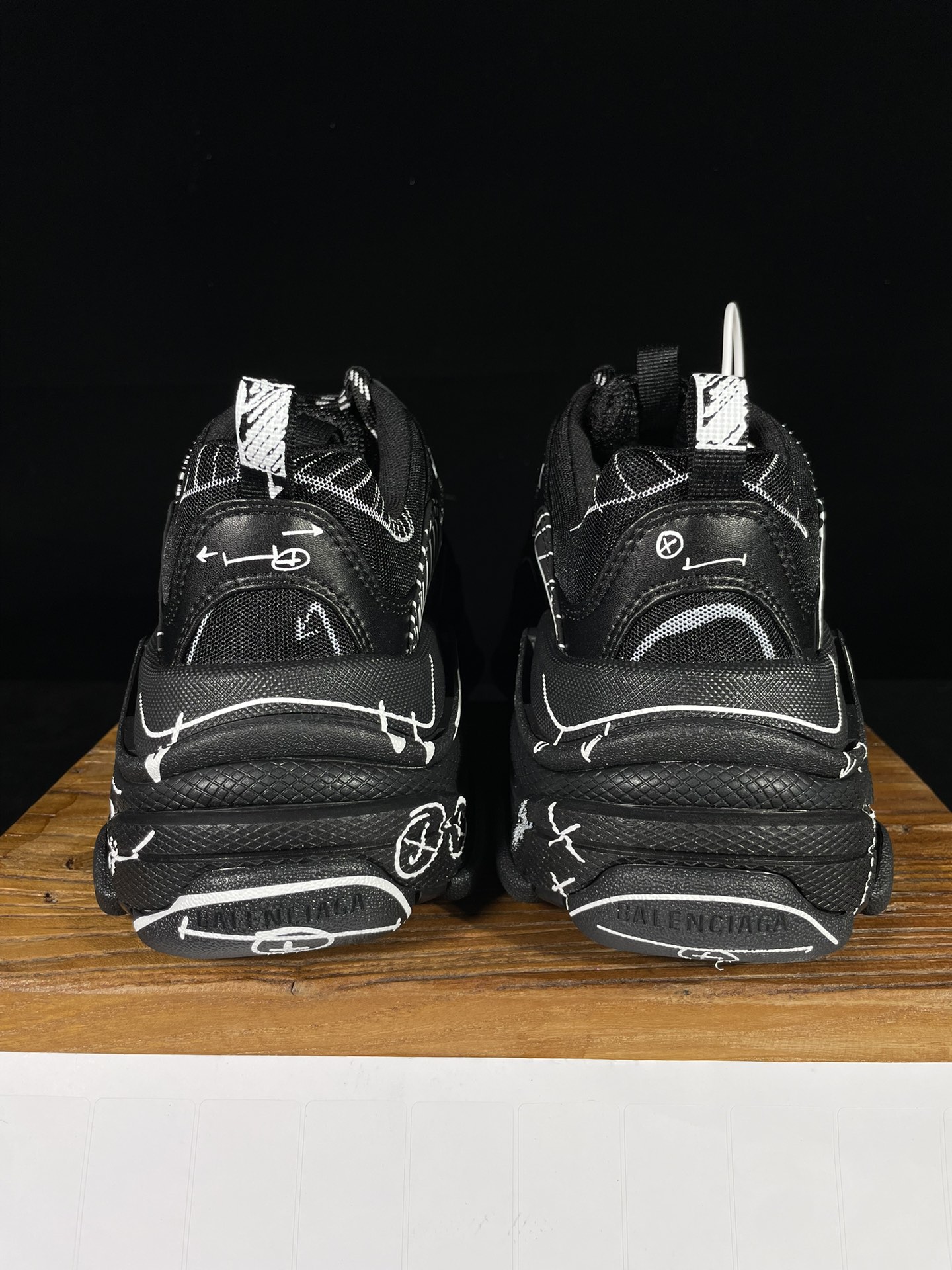 巴黎世家 工厂优势放货，欢迎合作‼️巴黎2代 初代老爹鞋 TPU黑白印刷该有的材料配置、做工工艺和配套配