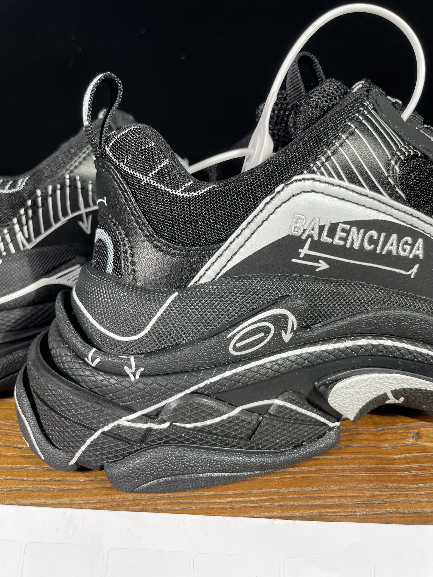 巴黎世家 工厂优势放货，欢迎合作‼️巴黎2代 初代老爹鞋 TPU黑白印刷该有的材料配置、做工工艺和配套配