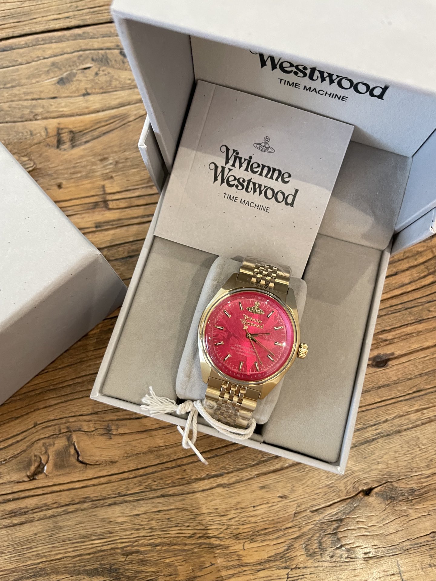 p270 小红书风很大的西太后粉金手表 图片全部都是无滤镜实拍 不同的光线下会有细微的色差 39MM大表盘，上手出奇的和谐 粉金手表没有想象中的那么难搭配