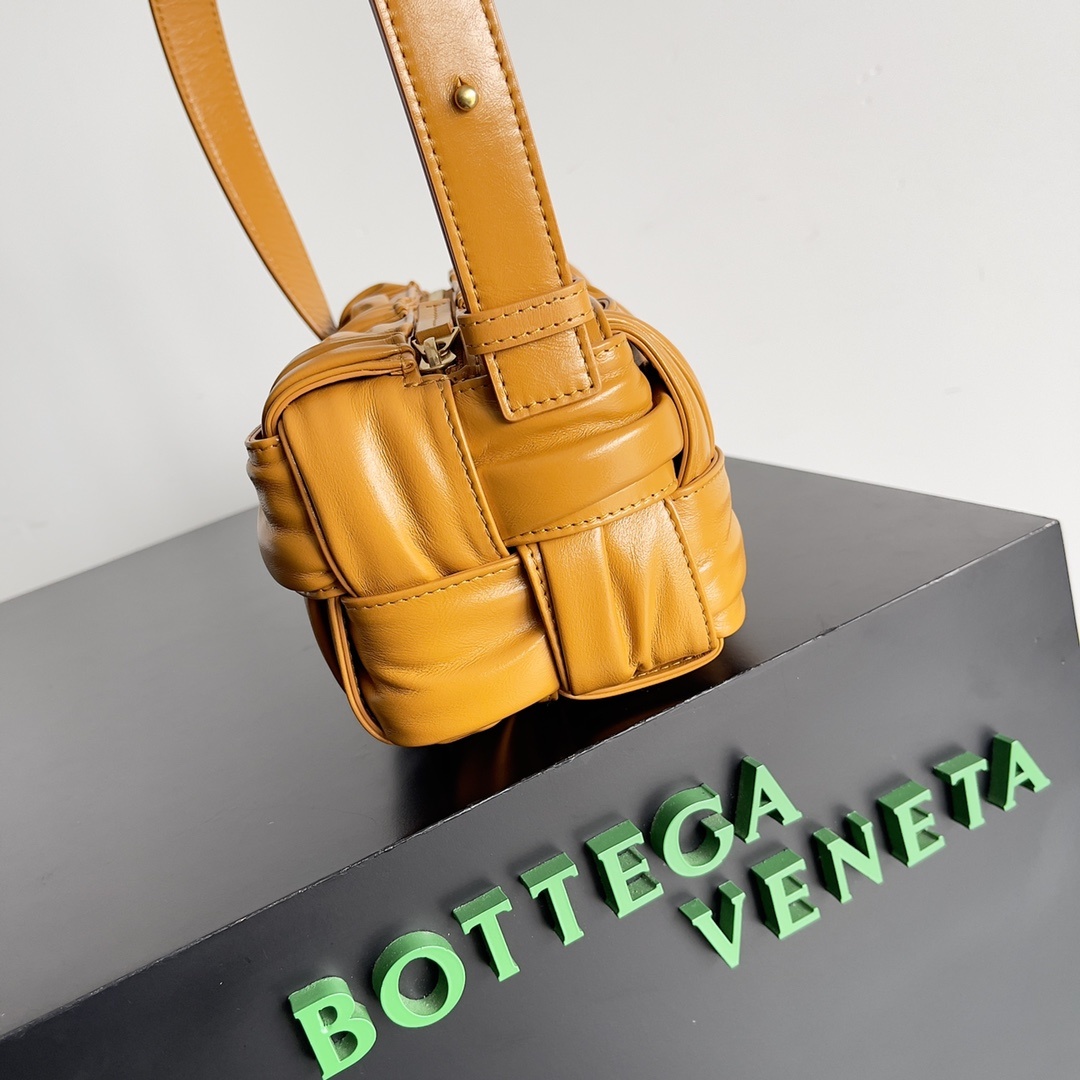 包控必入周雨彤米卡近期都在背的BV新款BottegaVeneta2022秋冬作为新任创意总监Matthi