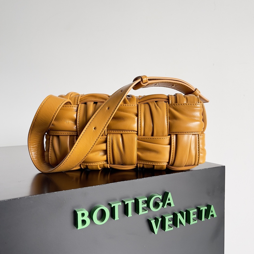 包控必入周雨彤米卡近期都在背的BV新款BottegaVeneta2022秋冬作为新任创意总监Matthi