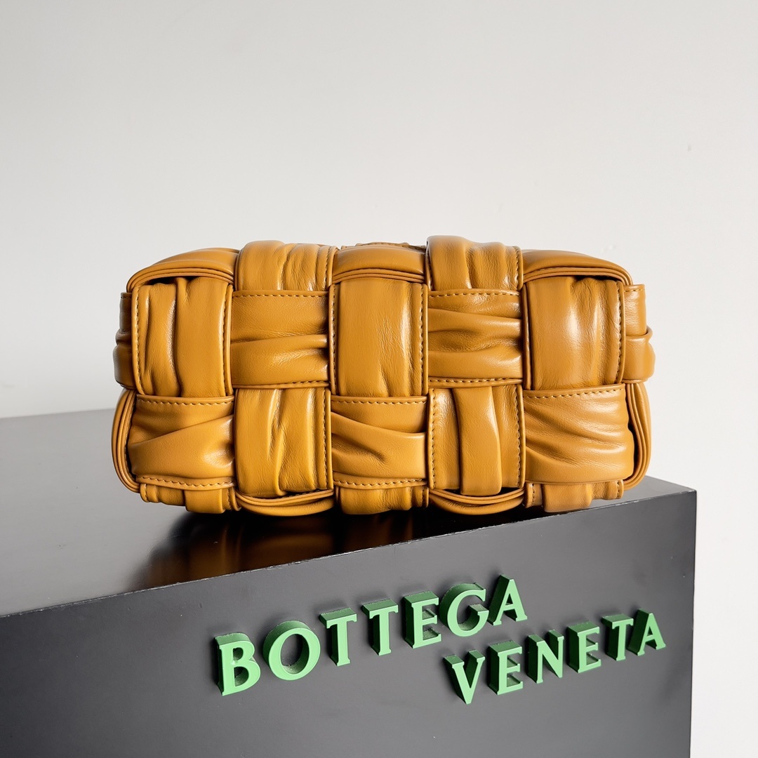 包控必入周雨彤米卡近期都在背的BV新款BottegaVeneta2022秋冬作为新任创意总监Matthi