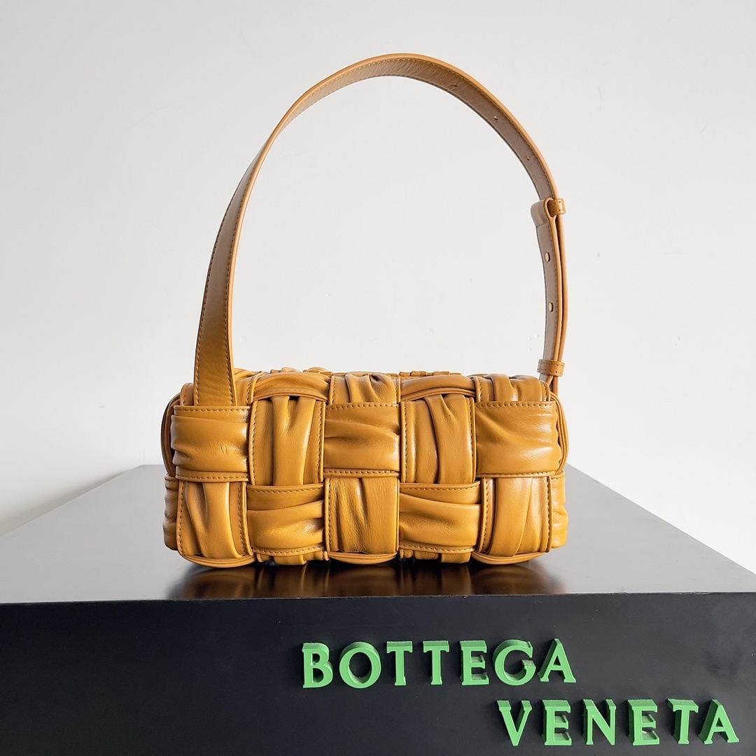 包控必入周雨彤米卡近期都在背的BV新款BottegaVeneta2022秋冬作为新任创意总监Matthi