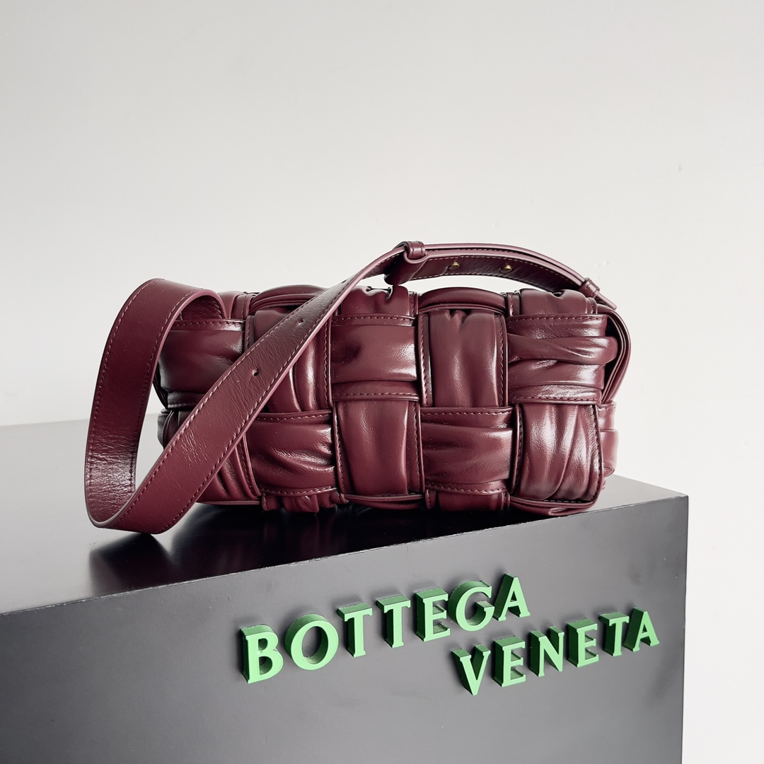 包控必入周雨彤米卡近期都在背的BV新款BottegaVeneta2022秋冬作为新任创意总监Matthi