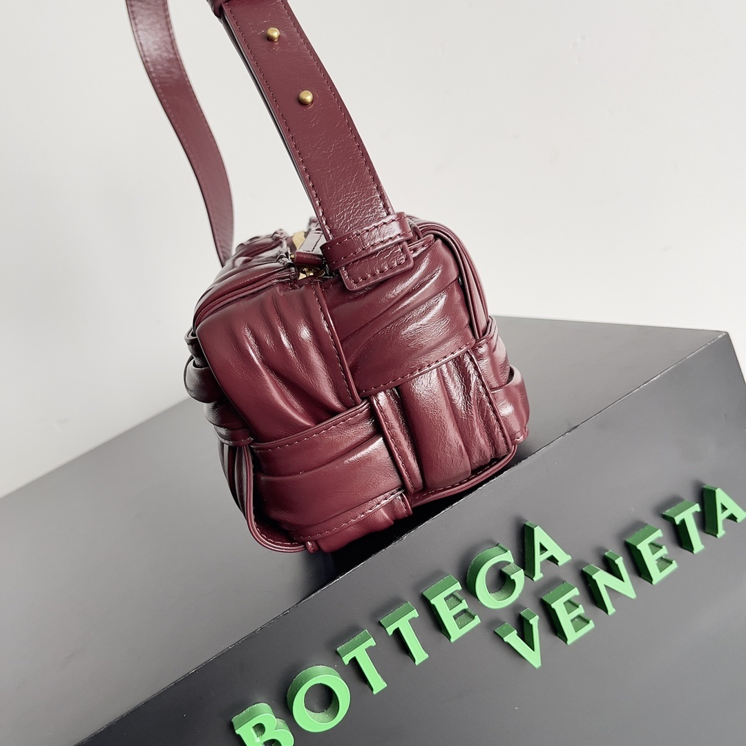 包控必入周雨彤米卡近期都在背的BV新款BottegaVeneta2022秋冬作为新任创意总监Matthi