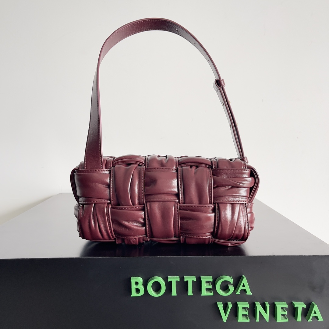 包控必入周雨彤米卡近期都在背的BV新款BottegaVeneta2022秋冬作为新任创意总监Matthi