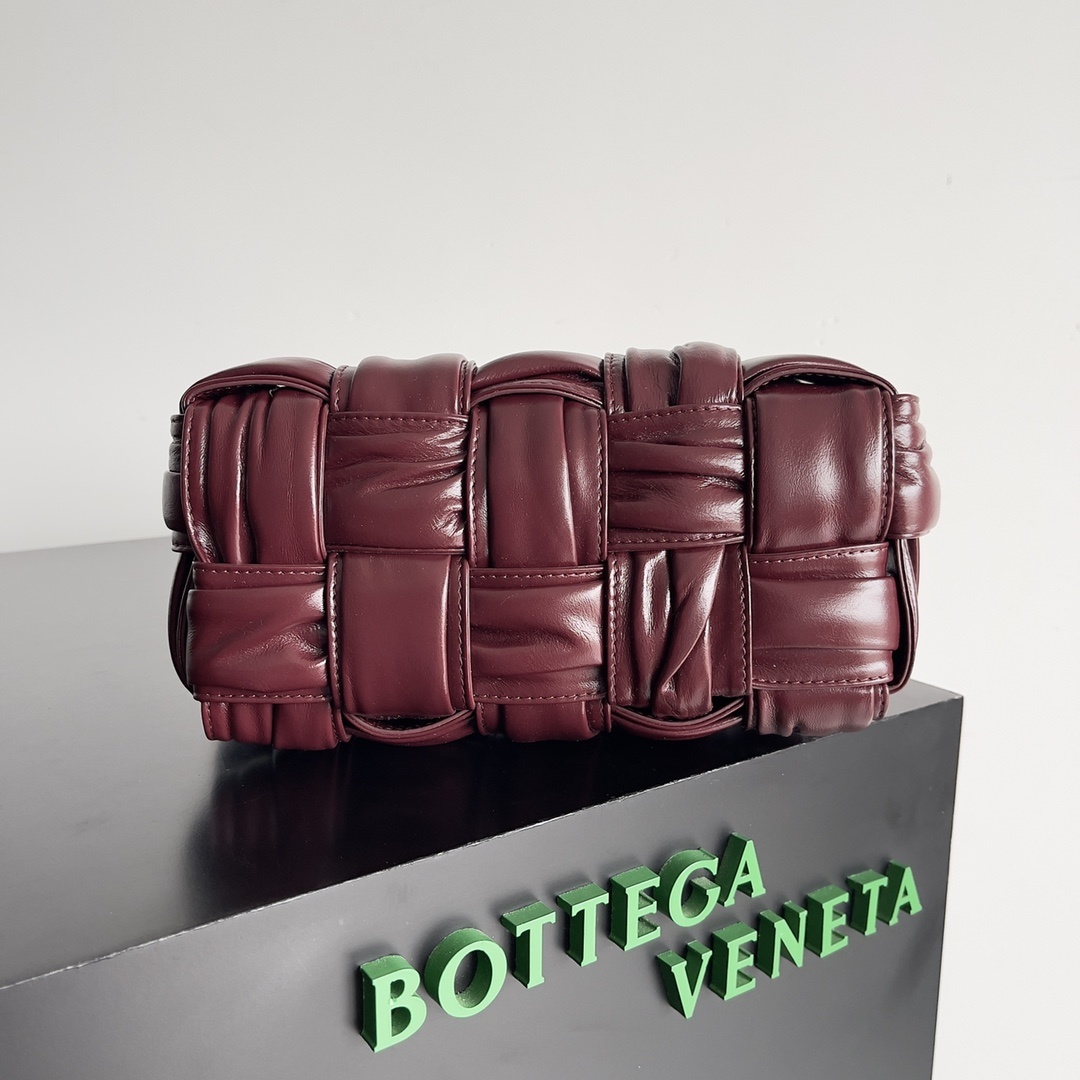 包控必入周雨彤米卡近期都在背的BV新款BottegaVeneta2022秋冬作为新任创意总监Matthi
