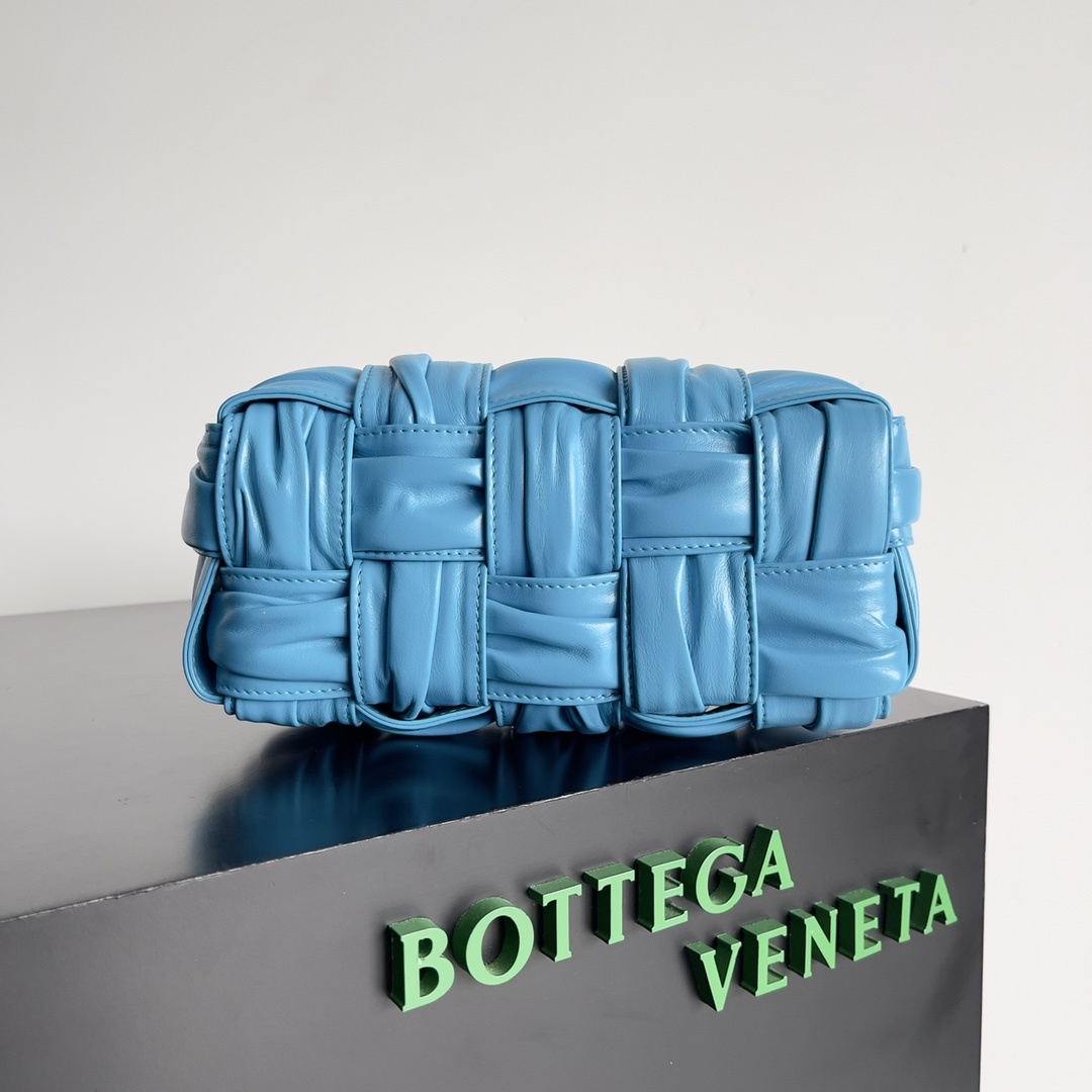 包控必入周雨彤米卡近期都在背的BV新款BottegaVeneta2022秋冬作为新任创意总监Matthi