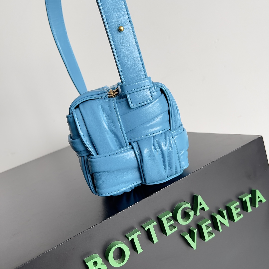 包控必入周雨彤米卡近期都在背的BV新款BottegaVeneta2022秋冬作为新任创意总监Matthi