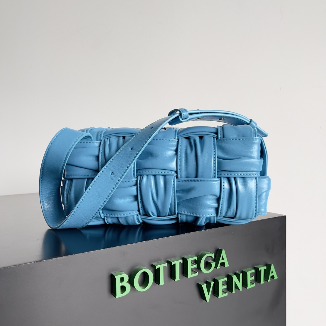 包控必入周雨彤米卡近期都在背的BV新款BottegaVeneta2022秋冬作为新任创意总监Matthi