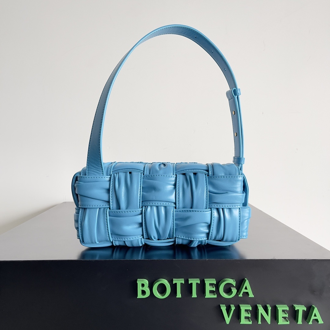 包控必入周雨彤米卡近期都在背的BV新款BottegaVeneta2022秋冬作为新任创意总监Matthi
