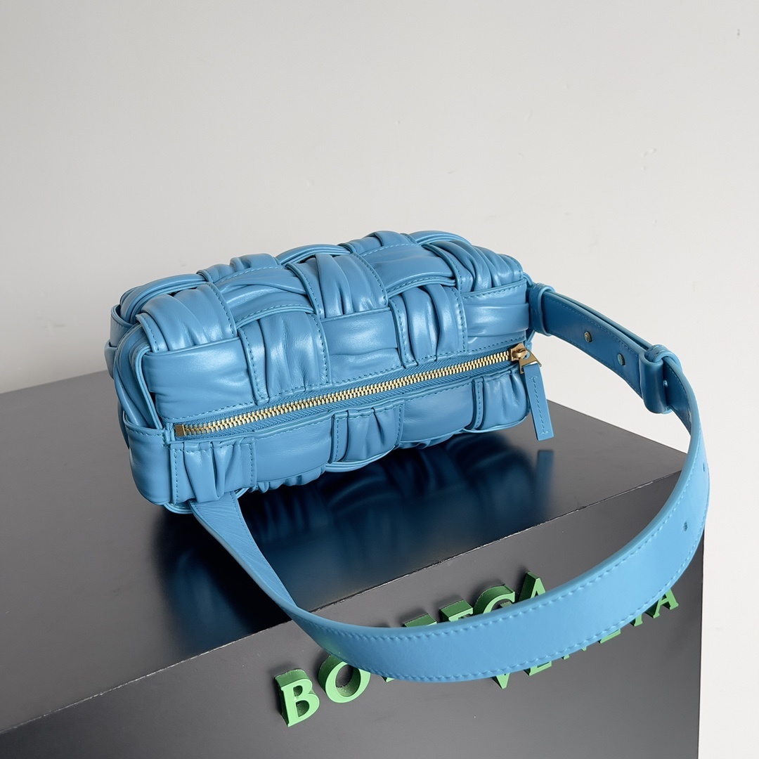 包控必入周雨彤米卡近期都在背的BV新款BottegaVeneta2022秋冬作为新任创意总监Matthi