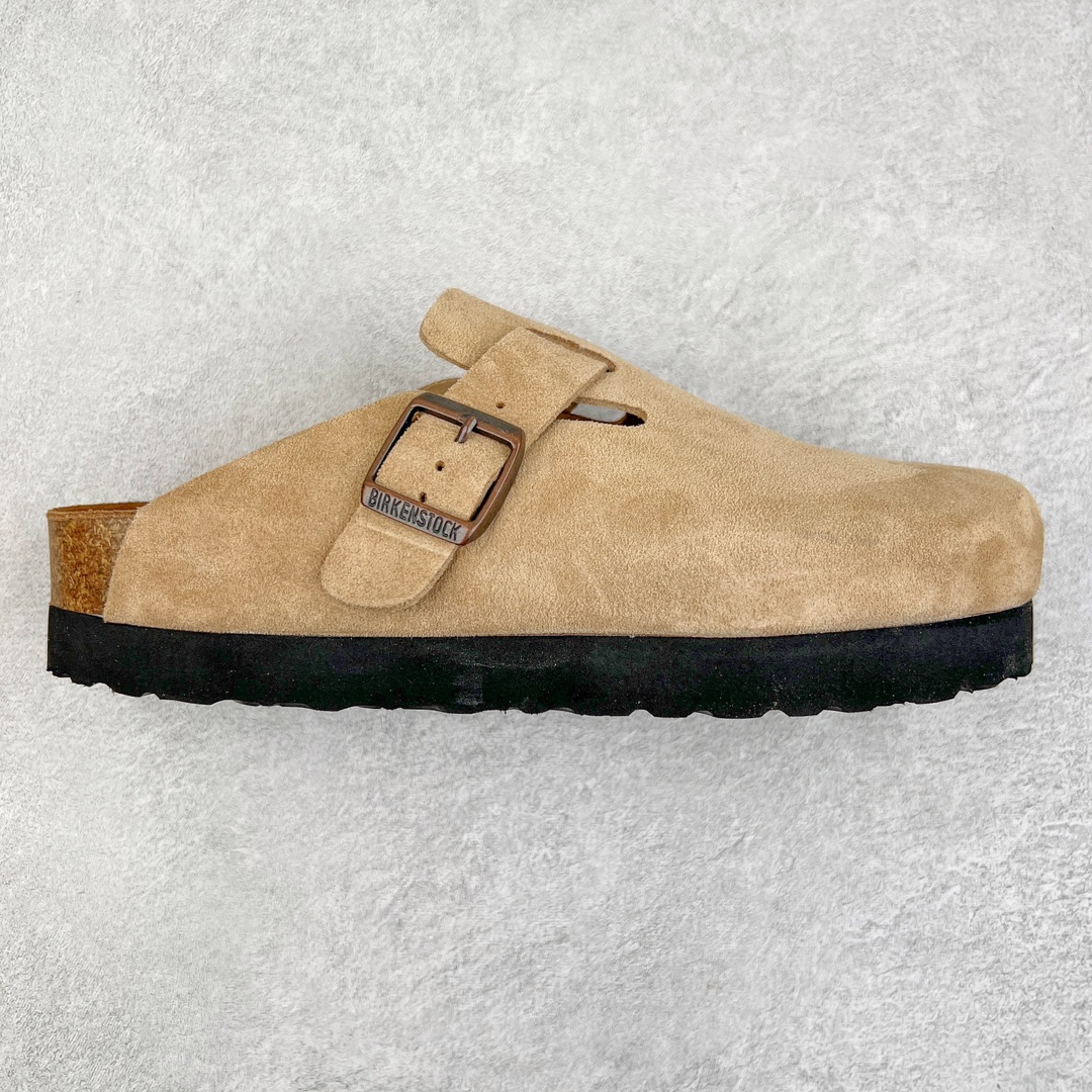 零售💰240 ＃DC Birkenstock Boston VL 勃肯软木底包头拖鞋 天鹅绒般的绒面革赋子休闲的经典外观 四季皆宜 柔软的鞋床采用额外的泡沫缓冲层 提供额外的舒适感和全天支撑 全网独家首发 源于德国的严谨工艺  牛巴戎面 中层松木 EVA 三层组合大底 优质牛皮面料五金扣 出口订单 尺码：35-44 编码：by2936040-运动鞋