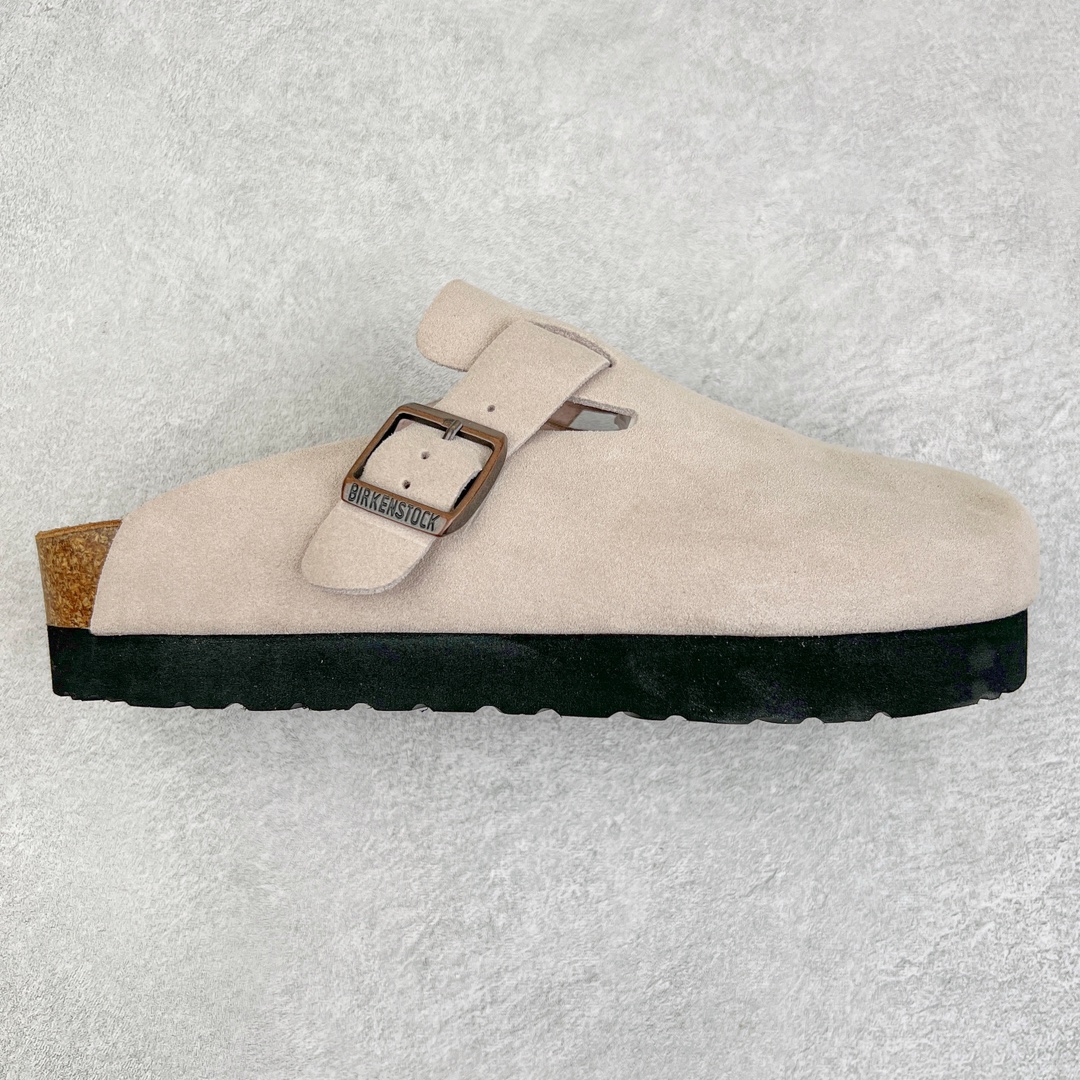 零售💰240 ＃DC Birkenstock Boston VL 勃肯软木底包头拖鞋 天鹅绒般的绒面革赋子休闲的经典外观 四季皆宜 柔软的鞋床采用额外的泡沫缓冲层 提供额外的舒适感和全天支撑 全网独家首发 源于德国的严谨工艺  牛巴戎面 中层松木 EVA 三层组合大底 优质牛皮面料五金扣 出口订单 尺码：35-44 编码：by2936040-运动鞋