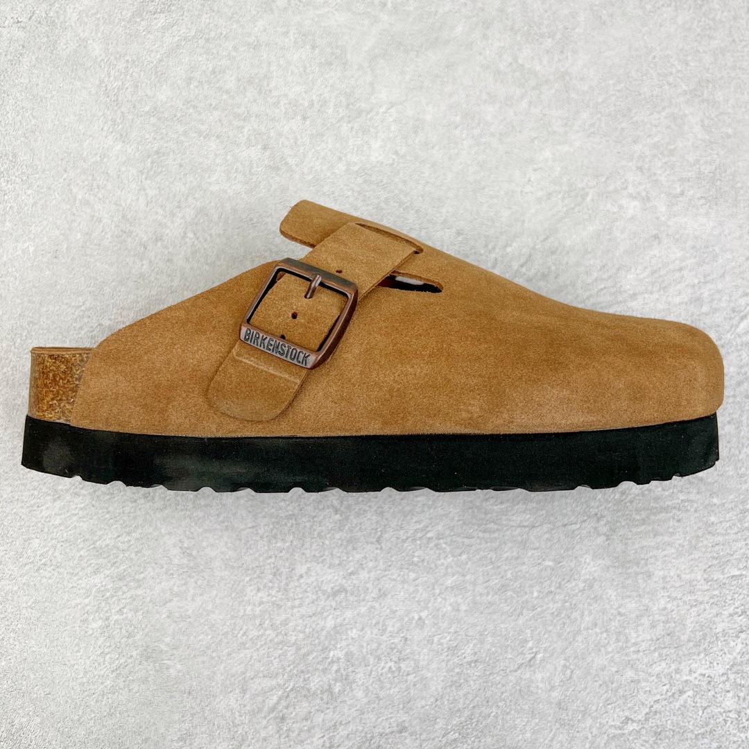 零售💰240 ＃DC Birkenstock Boston VL 勃肯软木底包头拖鞋 天鹅绒般的绒面革赋子休闲的经典外观 四季皆宜 柔软的鞋床采用额外的泡沫缓冲层 提供额外的舒适感和全天支撑 全网独家首发 源于德国的严谨工艺  牛巴戎面 中层松木 EVA 三层组合大底 优质牛皮面料五金扣 出口订单 尺码：35-44 编码：by2936040-运动鞋