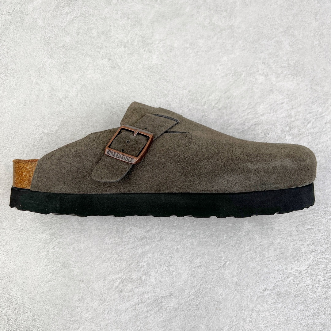 零售💰240 ＃DC Birkenstock Boston VL 勃肯软木底包头拖鞋 天鹅绒般的绒面革赋子休闲的经典外观 四季皆宜 柔软的鞋床采用额外的泡沫缓冲层 提供额外的舒适感和全天支撑 全网独家首发 源于德国的严谨工艺  牛巴戎面 中层松木 EVA 三层组合大底 优质牛皮面料五金扣 出口订单 尺码：35-44 编码：by2936040-运动鞋