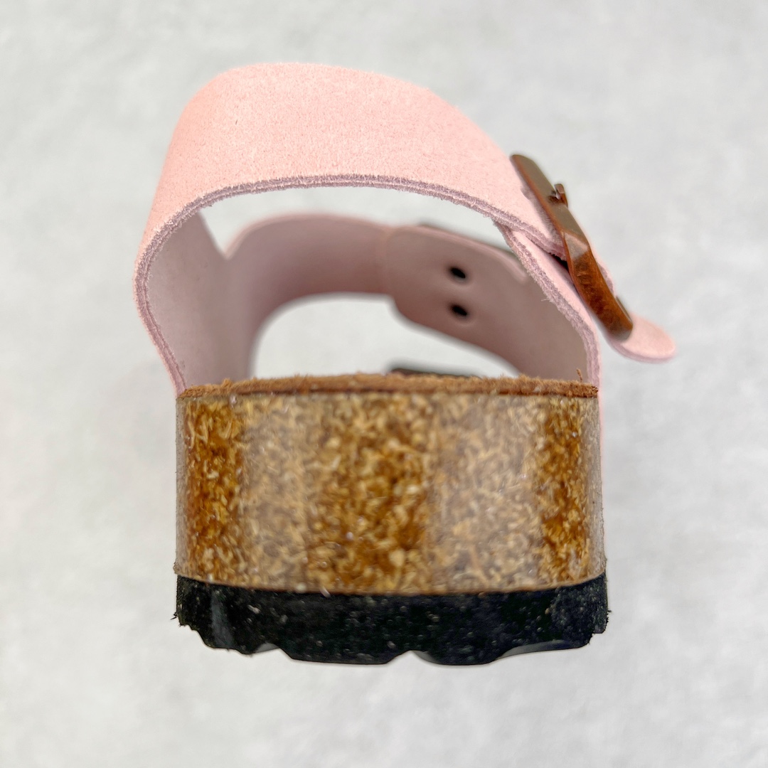 图片[8]-零售💰240 ＃DC Birkenstock Arizona 系列勃肯皮革绒面双扣时尚凉拖鞋 牛皮绒面革质地柔软 搭配可调节鞋扣提升穿着舒适度 人体工学设计分散脚部压力 保护脚踝 软木乳胶鞋床具有一定的收缩性 长时间穿着后能贴合脚型 EVA鞋底回弹性和抗张性力高 具有良好的防震、缓冲性  四季皆宜 柔软的鞋床采用额外的泡沫缓冲层 提供额外的舒适感和全天支撑 全网独家首发 源于德国的严谨工艺  牛巴戎面 中层松木 EVA 三层组合大底 优质牛皮面料五金扣 出口订单 尺码：35-44 编码：by2936040-运动鞋