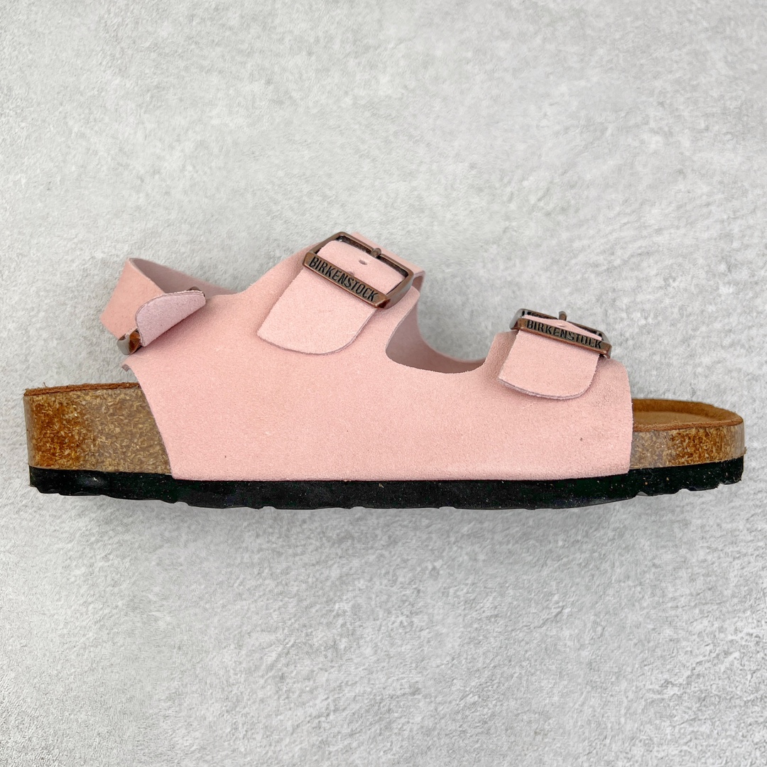 零售💰240 ＃DC Birkenstock Arizona 系列勃肯皮革绒面双扣时尚凉拖鞋 牛皮绒面革质地柔软 搭配可调节鞋扣提升穿着舒适度 人体工学设计分散脚部压力 保护脚踝 软木乳胶鞋床具有一定的收缩性 长时间穿着后能贴合脚型 EVA鞋底回弹性和抗张性力高 具有良好的防震、缓冲性  四季皆宜 柔软的鞋床采用额外的泡沫缓冲层 提供额外的舒适感和全天支撑 全网独家首发 源于德国的严谨工艺  牛巴戎面 中层松木 EVA 三层组合大底 优质牛皮面料五金扣 出口订单 尺码：35-44 编码：by2936040-运动鞋