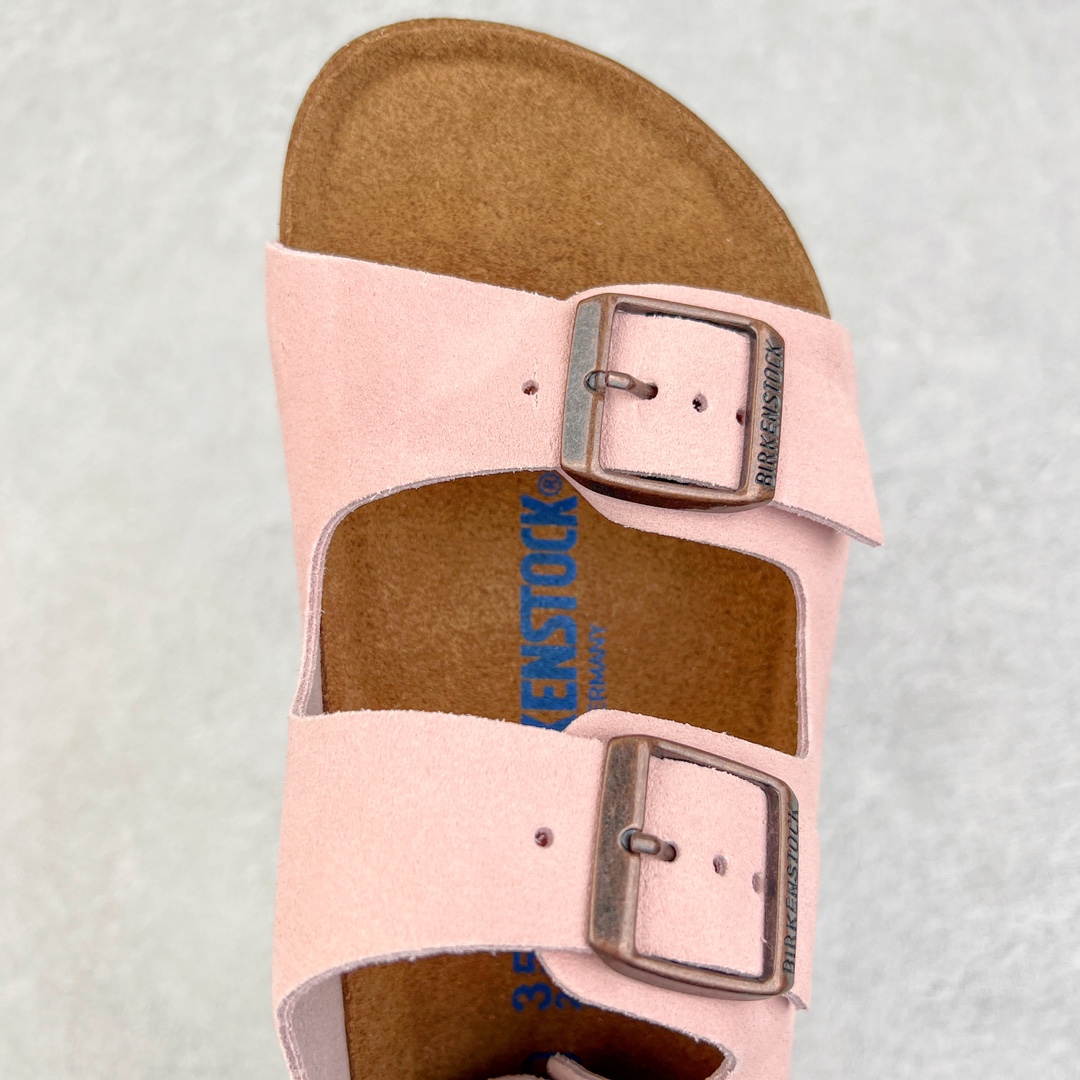 图片[4]-零售💰240 ＃DC Birkenstock Arizona 系列勃肯皮革绒面双扣时尚凉拖鞋 牛皮绒面革质地柔软 搭配可调节鞋扣提升穿着舒适度 人体工学设计分散脚部压力 保护脚踝 软木乳胶鞋床具有一定的收缩性 长时间穿着后能贴合脚型 EVA鞋底回弹性和抗张性力高 具有良好的防震、缓冲性  四季皆宜 柔软的鞋床采用额外的泡沫缓冲层 提供额外的舒适感和全天支撑 全网独家首发 源于德国的严谨工艺  牛巴戎面 中层松木 EVA 三层组合大底 优质牛皮面料五金扣 出口订单 尺码：35-44 编码：by2936040-运动鞋