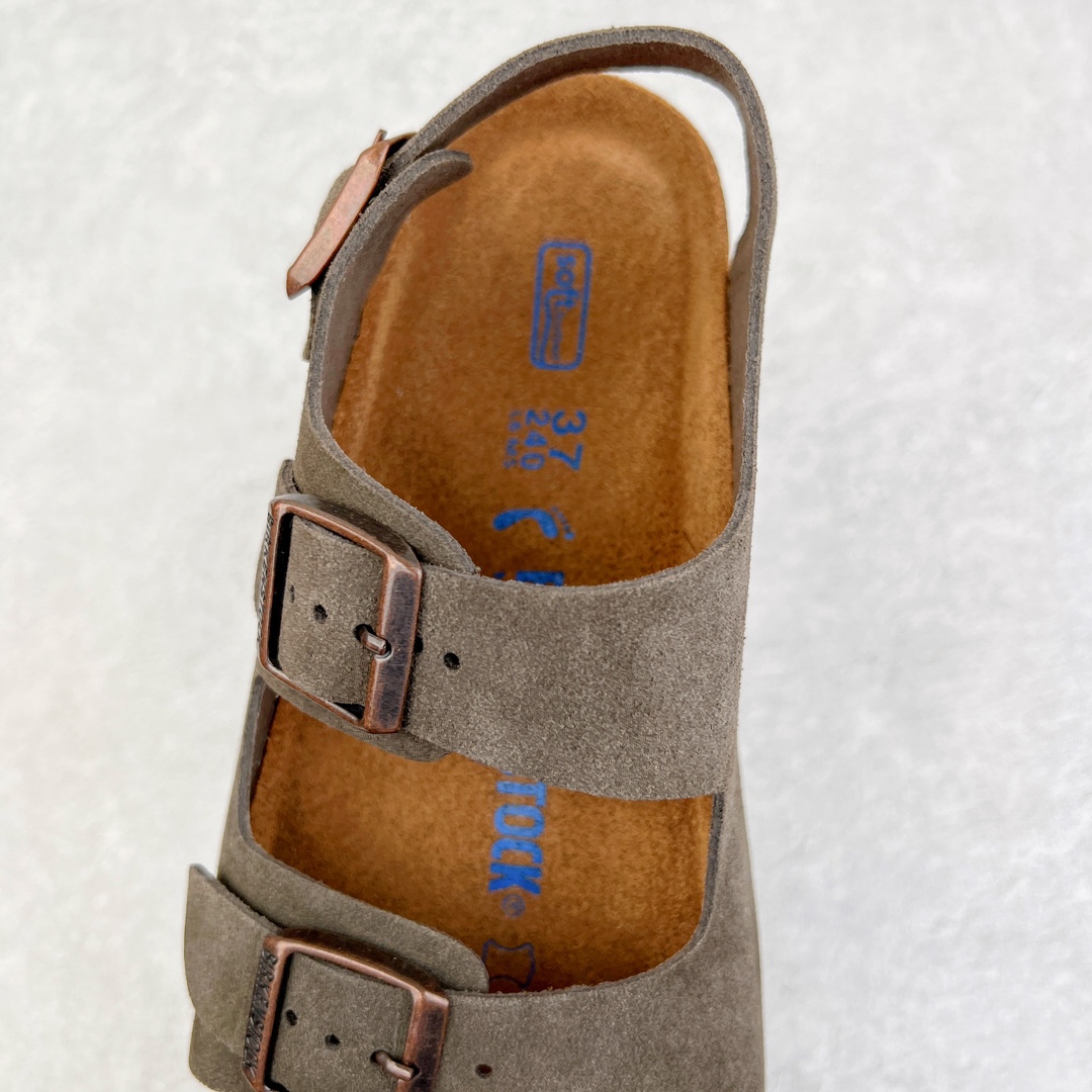 图片[5]-零售💰240 ＃DC Birkenstock Arizona 系列勃肯皮革绒面双扣时尚凉拖鞋 牛皮绒面革质地柔软 搭配可调节鞋扣提升穿着舒适度 人体工学设计分散脚部压力 保护脚踝 软木乳胶鞋床具有一定的收缩性 长时间穿着后能贴合脚型 EVA鞋底回弹性和抗张性力高 具有良好的防震、缓冲性  四季皆宜 柔软的鞋床采用额外的泡沫缓冲层 提供额外的舒适感和全天支撑 全网独家首发 源于德国的严谨工艺  牛巴戎面 中层松木 EVA 三层组合大底 优质牛皮面料五金扣 出口订单 尺码：35-44 编码：by2936040-运动鞋