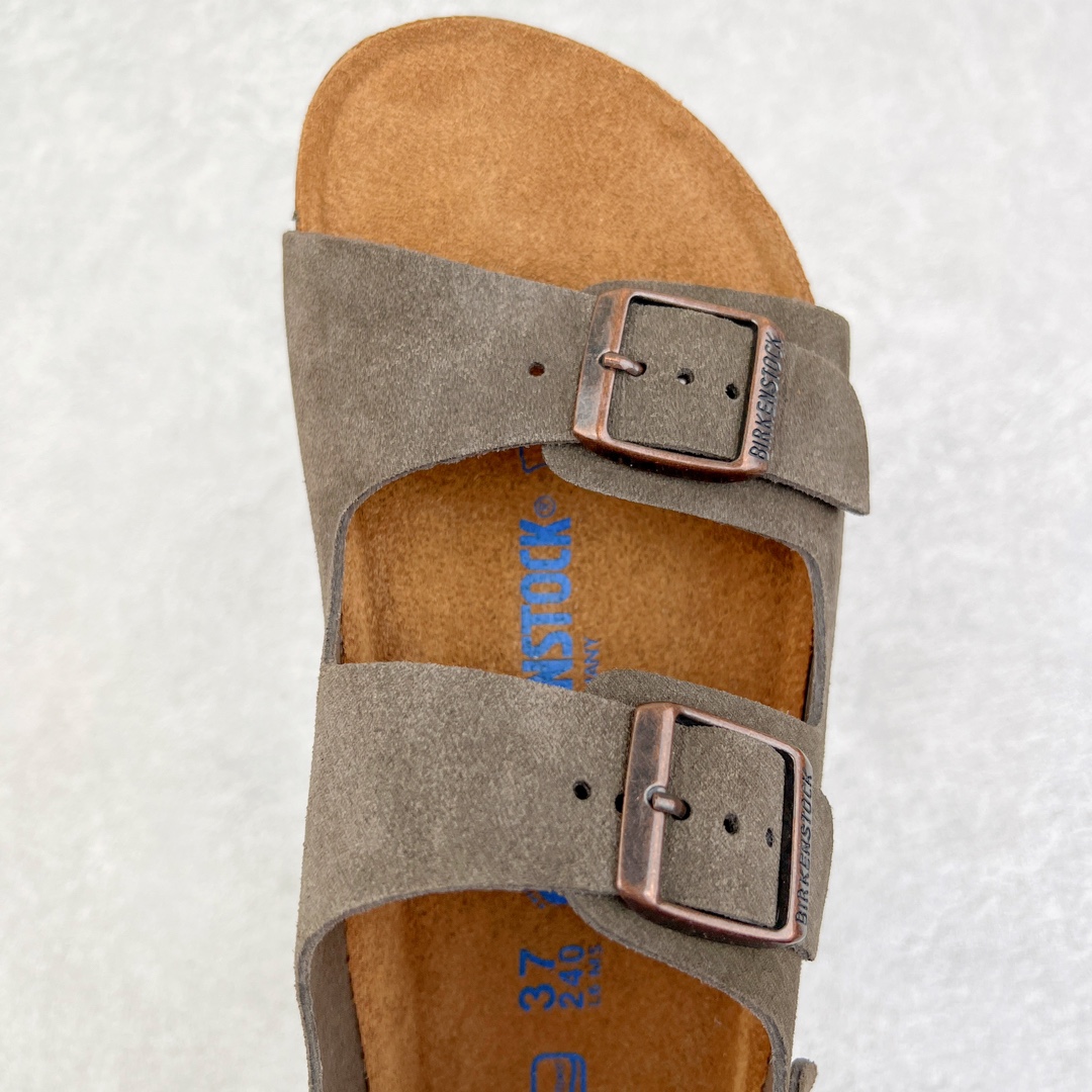 图片[4]-零售💰240 ＃DC Birkenstock Arizona 系列勃肯皮革绒面双扣时尚凉拖鞋 牛皮绒面革质地柔软 搭配可调节鞋扣提升穿着舒适度 人体工学设计分散脚部压力 保护脚踝 软木乳胶鞋床具有一定的收缩性 长时间穿着后能贴合脚型 EVA鞋底回弹性和抗张性力高 具有良好的防震、缓冲性  四季皆宜 柔软的鞋床采用额外的泡沫缓冲层 提供额外的舒适感和全天支撑 全网独家首发 源于德国的严谨工艺  牛巴戎面 中层松木 EVA 三层组合大底 优质牛皮面料五金扣 出口订单 尺码：35-44 编码：by2936040-运动鞋