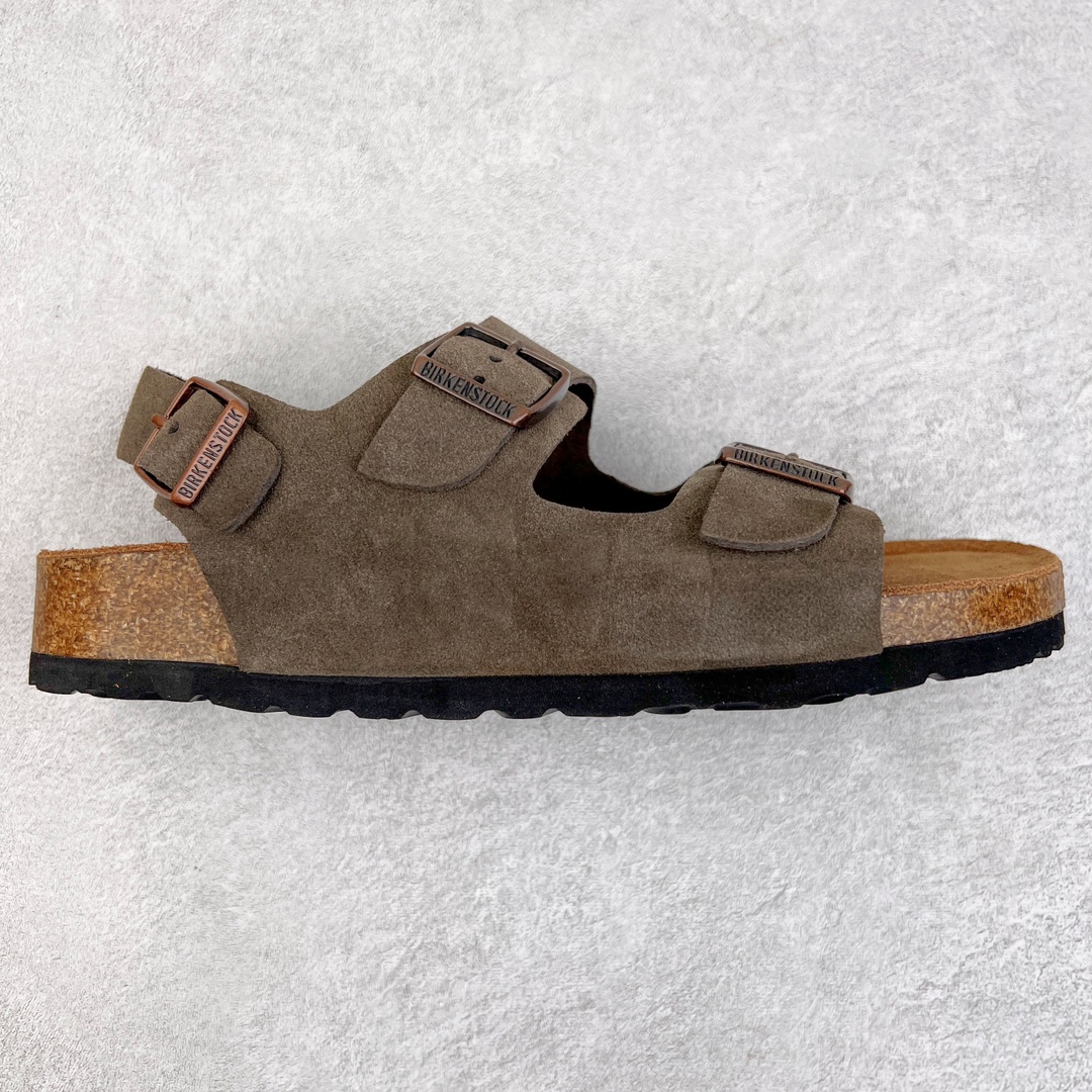 零售💰240 ＃DC Birkenstock Arizona 系列勃肯皮革绒面双扣时尚凉拖鞋 牛皮绒面革质地柔软 搭配可调节鞋扣提升穿着舒适度 人体工学设计分散脚部压力 保护脚踝 软木乳胶鞋床具有一定的收缩性 长时间穿着后能贴合脚型 EVA鞋底回弹性和抗张性力高 具有良好的防震、缓冲性  四季皆宜 柔软的鞋床采用额外的泡沫缓冲层 提供额外的舒适感和全天支撑 全网独家首发 源于德国的严谨工艺  牛巴戎面 中层松木 EVA 三层组合大底 优质牛皮面料五金扣 出口订单 尺码：35-44 编码：by2936040-运动鞋