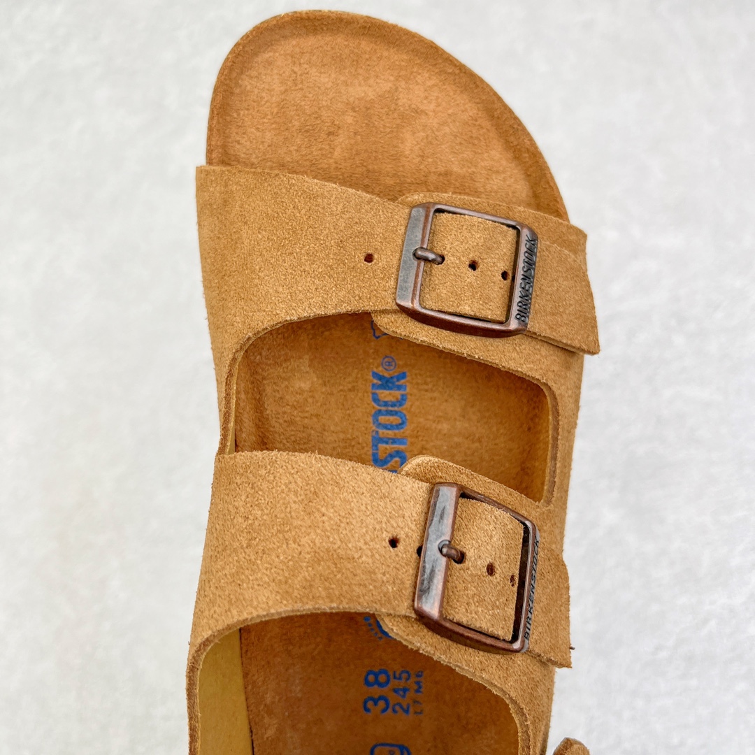 图片[4]-零售💰240 ＃DC Birkenstock Arizona 系列勃肯皮革绒面双扣时尚凉拖鞋 牛皮绒面革质地柔软 搭配可调节鞋扣提升穿着舒适度 人体工学设计分散脚部压力 保护脚踝 软木乳胶鞋床具有一定的收缩性 长时间穿着后能贴合脚型 EVA鞋底回弹性和抗张性力高 具有良好的防震、缓冲性  四季皆宜 柔软的鞋床采用额外的泡沫缓冲层 提供额外的舒适感和全天支撑 全网独家首发 源于德国的严谨工艺  牛巴戎面 中层松木 EVA 三层组合大底 优质牛皮面料五金扣 出口订单 尺码：35-44 编码：by2936040-运动鞋