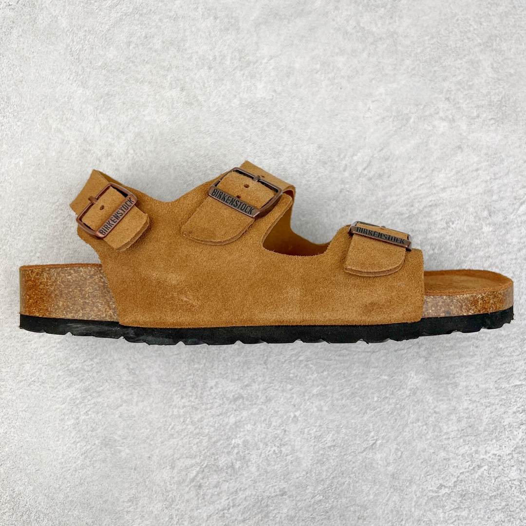 零售💰240 ＃DC Birkenstock Arizona 系列勃肯皮革绒面双扣时尚凉拖鞋 牛皮绒面革质地柔软 搭配可调节鞋扣提升穿着舒适度 人体工学设计分散脚部压力 保护脚踝 软木乳胶鞋床具有一定的收缩性 长时间穿着后能贴合脚型 EVA鞋底回弹性和抗张性力高 具有良好的防震、缓冲性  四季皆宜 柔软的鞋床采用额外的泡沫缓冲层 提供额外的舒适感和全天支撑 全网独家首发 源于德国的严谨工艺  牛巴戎面 中层松木 EVA 三层组合大底 优质牛皮面料五金扣 出口订单 尺码：35-44 编码：by2936040-运动鞋