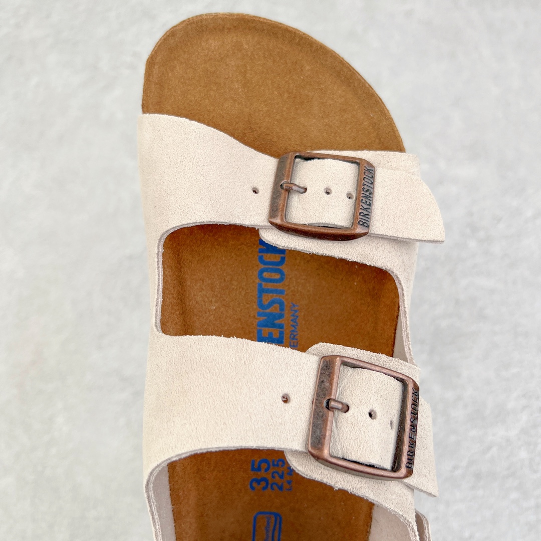 图片[4]-零售💰240 ＃DC Birkenstock Arizona 系列勃肯皮革绒面双扣时尚凉拖鞋 牛皮绒面革质地柔软 搭配可调节鞋扣提升穿着舒适度 人体工学设计分散脚部压力 保护脚踝 软木乳胶鞋床具有一定的收缩性 长时间穿着后能贴合脚型 EVA鞋底回弹性和抗张性力高 具有良好的防震、缓冲性  四季皆宜 柔软的鞋床采用额外的泡沫缓冲层 提供额外的舒适感和全天支撑 全网独家首发 源于德国的严谨工艺  牛巴戎面 中层松木 EVA 三层组合大底 优质牛皮面料五金扣 出口订单 尺码：35-44 编码：by2936040-运动鞋