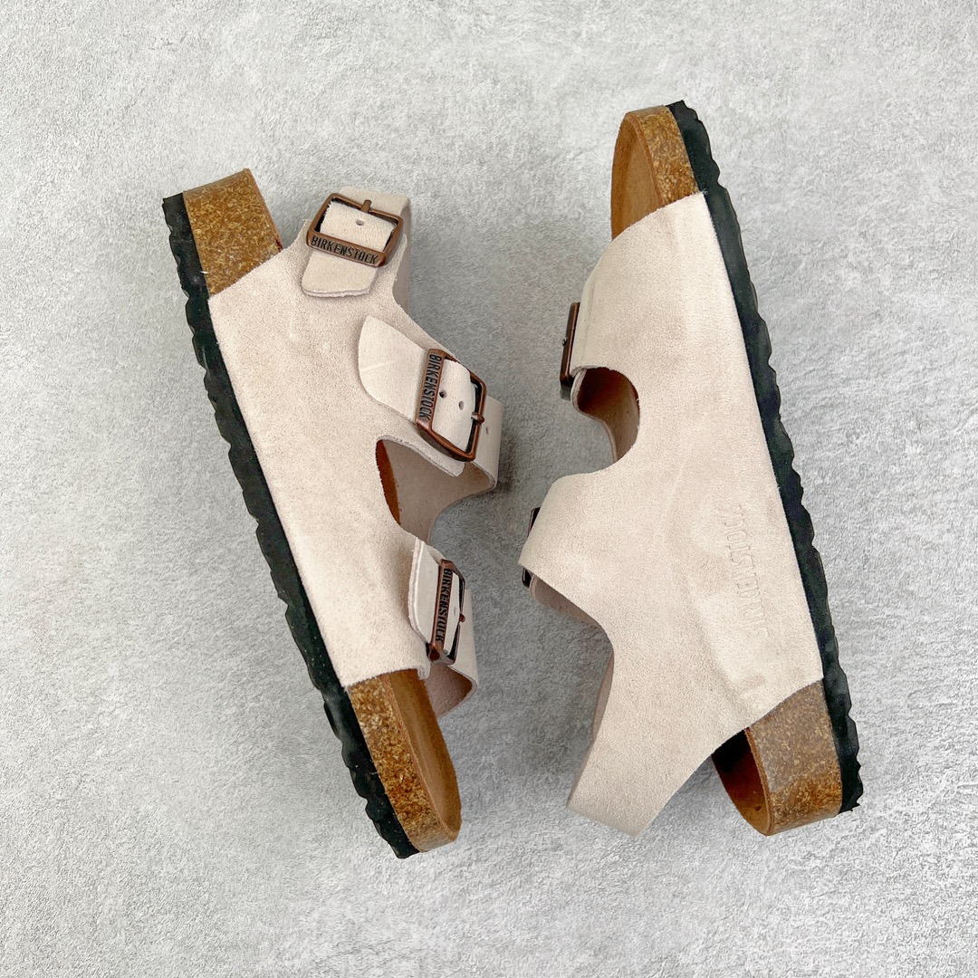 图片[3]-零售💰240 ＃DC Birkenstock Arizona 系列勃肯皮革绒面双扣时尚凉拖鞋 牛皮绒面革质地柔软 搭配可调节鞋扣提升穿着舒适度 人体工学设计分散脚部压力 保护脚踝 软木乳胶鞋床具有一定的收缩性 长时间穿着后能贴合脚型 EVA鞋底回弹性和抗张性力高 具有良好的防震、缓冲性  四季皆宜 柔软的鞋床采用额外的泡沫缓冲层 提供额外的舒适感和全天支撑 全网独家首发 源于德国的严谨工艺  牛巴戎面 中层松木 EVA 三层组合大底 优质牛皮面料五金扣 出口订单 尺码：35-44 编码：by2936040-运动鞋