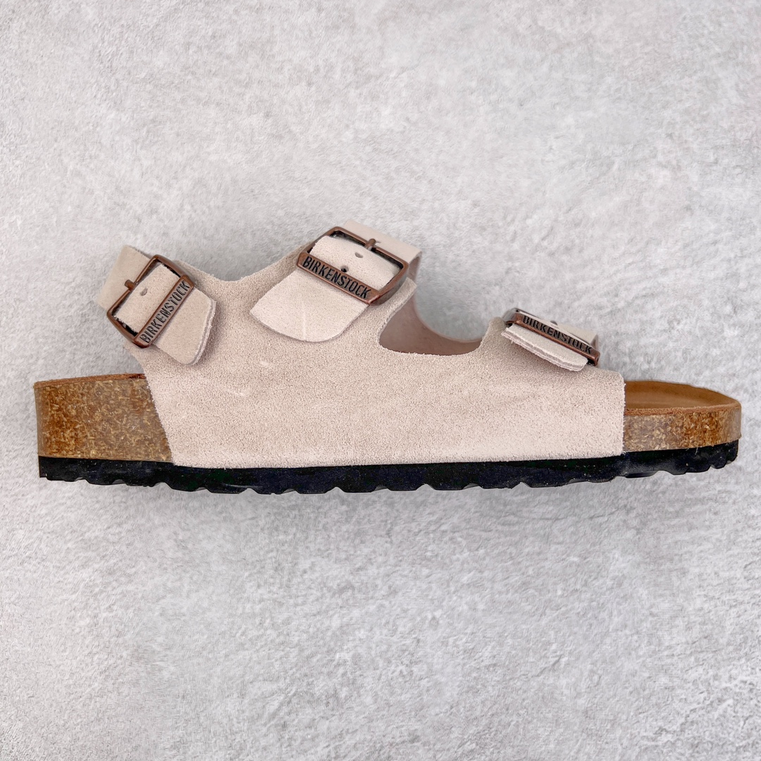 零售💰240 ＃DC Birkenstock Arizona 系列勃肯皮革绒面双扣时尚凉拖鞋 牛皮绒面革质地柔软 搭配可调节鞋扣提升穿着舒适度 人体工学设计分散脚部压力 保护脚踝 软木乳胶鞋床具有一定的收缩性 长时间穿着后能贴合脚型 EVA鞋底回弹性和抗张性力高 具有良好的防震、缓冲性  四季皆宜 柔软的鞋床采用额外的泡沫缓冲层 提供额外的舒适感和全天支撑 全网独家首发 源于德国的严谨工艺  牛巴戎面 中层松木 EVA 三层组合大底 优质牛皮面料五金扣 出口订单 尺码：35-44 编码：by2936040-运动鞋