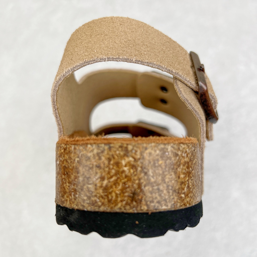 图片[8]-零售💰240 ＃DC Birkenstock Arizona 系列勃肯皮革绒面双扣时尚凉拖鞋 牛皮绒面革质地柔软 搭配可调节鞋扣提升穿着舒适度 人体工学设计分散脚部压力 保护脚踝 软木乳胶鞋床具有一定的收缩性 长时间穿着后能贴合脚型 EVA鞋底回弹性和抗张性力高 具有良好的防震、缓冲性  四季皆宜 柔软的鞋床采用额外的泡沫缓冲层 提供额外的舒适感和全天支撑 全网独家首发 源于德国的严谨工艺  牛巴戎面 中层松木 EVA 三层组合大底 优质牛皮面料五金扣 出口订单 尺码：35-44 编码：by2936040-运动鞋