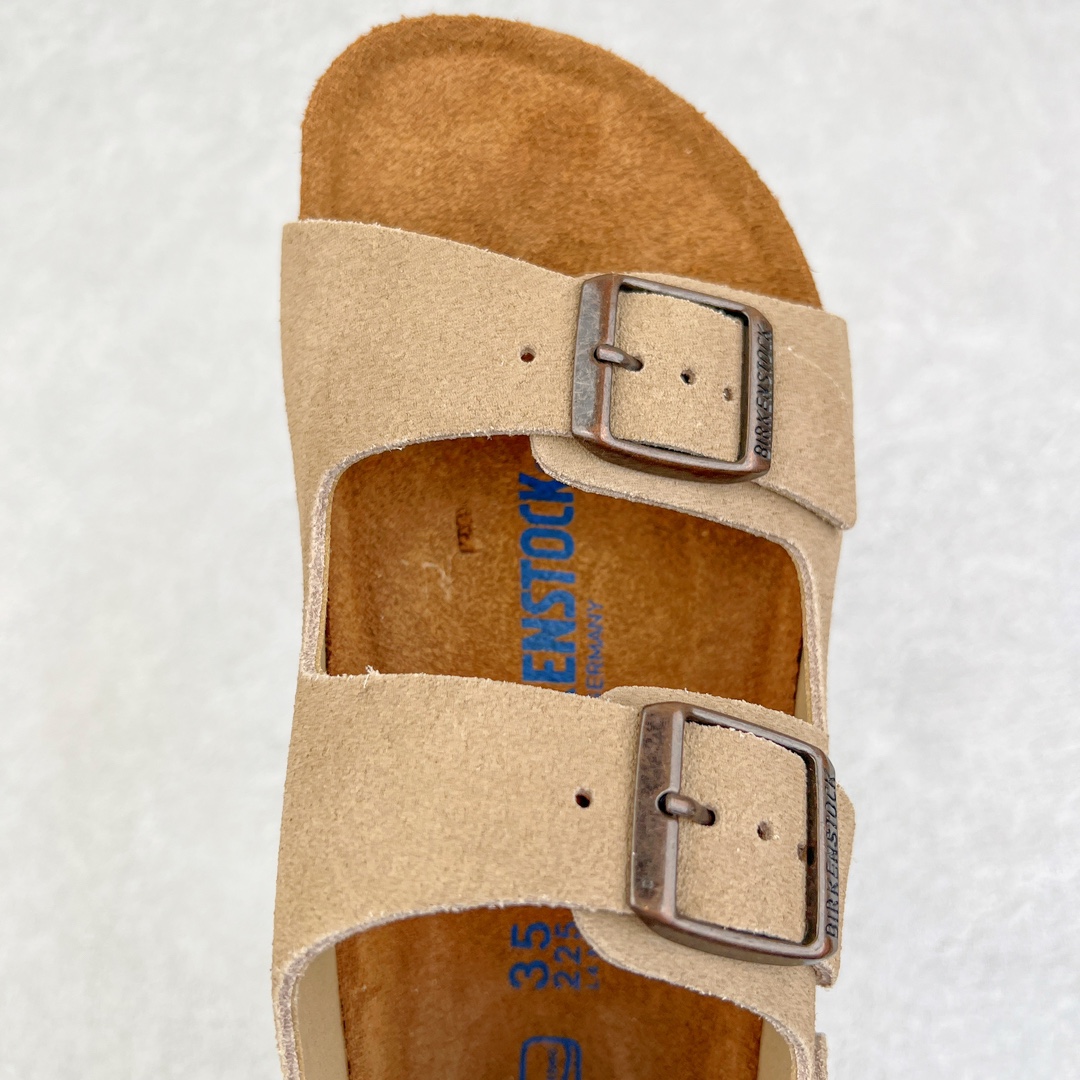 图片[4]-零售💰240 ＃DC Birkenstock Arizona 系列勃肯皮革绒面双扣时尚凉拖鞋 牛皮绒面革质地柔软 搭配可调节鞋扣提升穿着舒适度 人体工学设计分散脚部压力 保护脚踝 软木乳胶鞋床具有一定的收缩性 长时间穿着后能贴合脚型 EVA鞋底回弹性和抗张性力高 具有良好的防震、缓冲性  四季皆宜 柔软的鞋床采用额外的泡沫缓冲层 提供额外的舒适感和全天支撑 全网独家首发 源于德国的严谨工艺  牛巴戎面 中层松木 EVA 三层组合大底 优质牛皮面料五金扣 出口订单 尺码：35-44 编码：by2936040-运动鞋