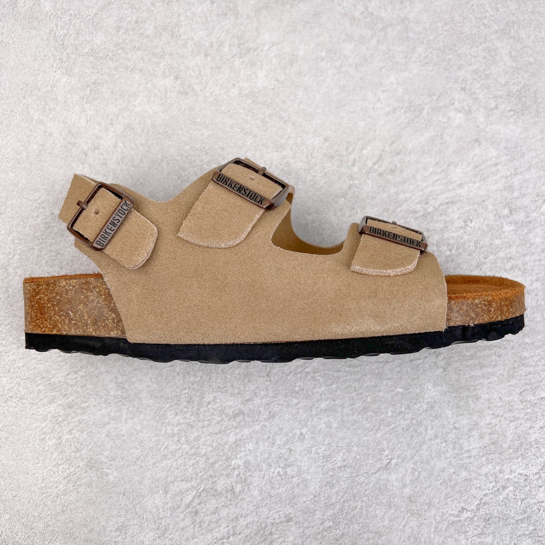 零售💰240 ＃DC Birkenstock Arizona 系列勃肯皮革绒面双扣时尚凉拖鞋 牛皮绒面革质地柔软 搭配可调节鞋扣提升穿着舒适度 人体工学设计分散脚部压力 保护脚踝 软木乳胶鞋床具有一定的收缩性 长时间穿着后能贴合脚型 EVA鞋底回弹性和抗张性力高 具有良好的防震、缓冲性  四季皆宜 柔软的鞋床采用额外的泡沫缓冲层 提供额外的舒适感和全天支撑 全网独家首发 源于德国的严谨工艺  牛巴戎面 中层松木 EVA 三层组合大底 优质牛皮面料五金扣 出口订单 尺码：35-44 编码：by2936040-运动鞋