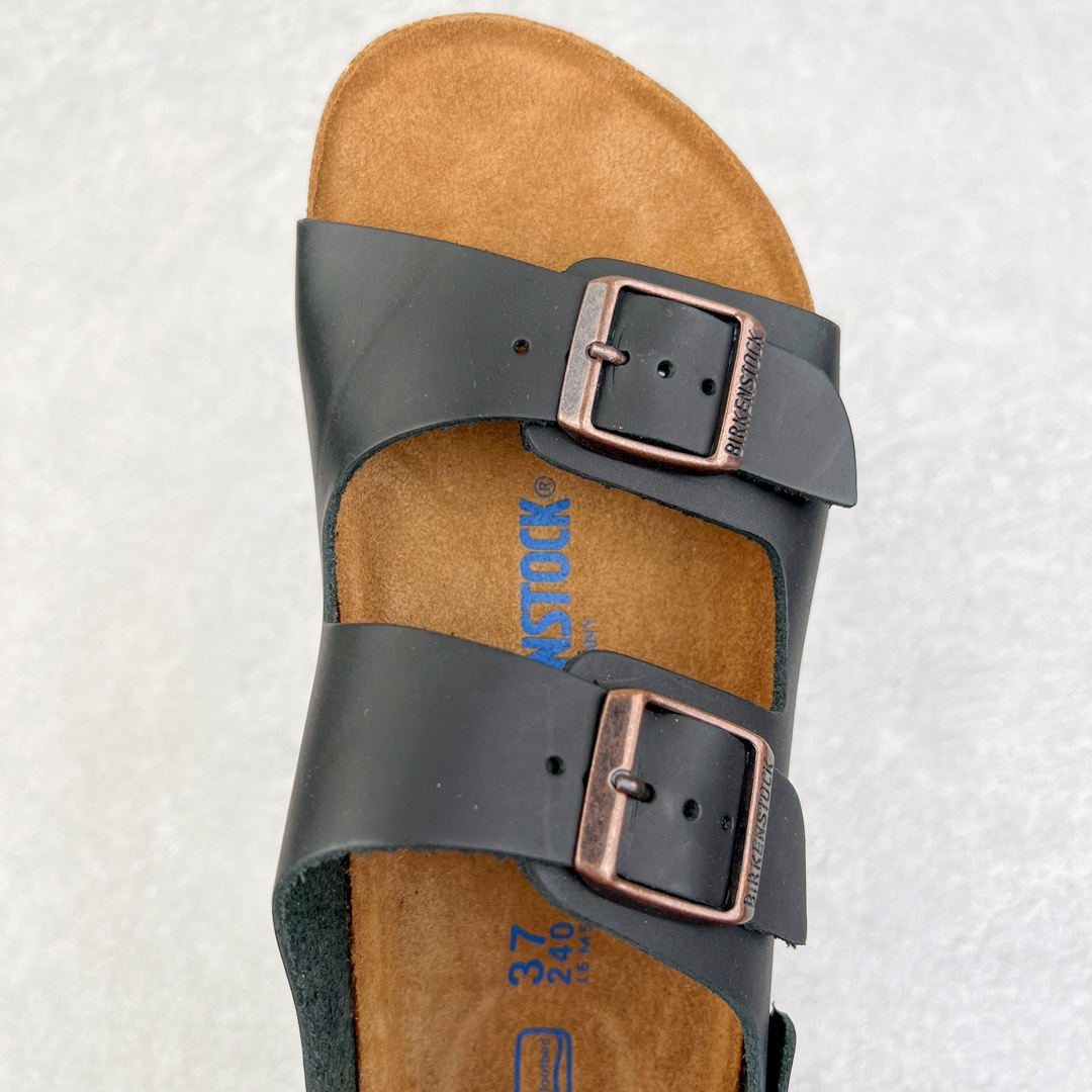 图片[4]-零售💰240 ＃DC Birkenstock Arizona 系列勃肯皮革绒面双扣时尚凉拖鞋 牛皮绒面革质地柔软 搭配可调节鞋扣提升穿着舒适度 人体工学设计分散脚部压力 保护脚踝 软木乳胶鞋床具有一定的收缩性 长时间穿着后能贴合脚型 EVA鞋底回弹性和抗张性力高 具有良好的防震、缓冲性  四季皆宜 柔软的鞋床采用额外的泡沫缓冲层 提供额外的舒适感和全天支撑 全网独家首发 源于德国的严谨工艺  牛巴戎面 中层松木 EVA 三层组合大底 优质牛皮面料五金扣 出口订单 尺码：35-44 编码：by2936040-运动鞋