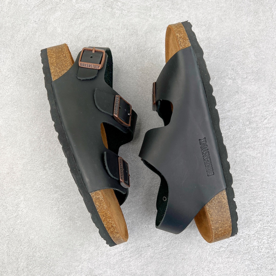 图片[3]-零售💰240 ＃DC Birkenstock Arizona 系列勃肯皮革绒面双扣时尚凉拖鞋 牛皮绒面革质地柔软 搭配可调节鞋扣提升穿着舒适度 人体工学设计分散脚部压力 保护脚踝 软木乳胶鞋床具有一定的收缩性 长时间穿着后能贴合脚型 EVA鞋底回弹性和抗张性力高 具有良好的防震、缓冲性  四季皆宜 柔软的鞋床采用额外的泡沫缓冲层 提供额外的舒适感和全天支撑 全网独家首发 源于德国的严谨工艺  牛巴戎面 中层松木 EVA 三层组合大底 优质牛皮面料五金扣 出口订单 尺码：35-44 编码：by2936040-运动鞋