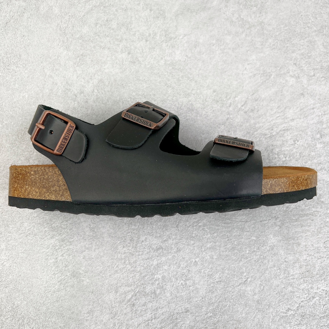 零售💰240 ＃DC Birkenstock Arizona 系列勃肯皮革绒面双扣时尚凉拖鞋 牛皮绒面革质地柔软 搭配可调节鞋扣提升穿着舒适度 人体工学设计分散脚部压力 保护脚踝 软木乳胶鞋床具有一定的收缩性 长时间穿着后能贴合脚型 EVA鞋底回弹性和抗张性力高 具有良好的防震、缓冲性  四季皆宜 柔软的鞋床采用额外的泡沫缓冲层 提供额外的舒适感和全天支撑 全网独家首发 源于德国的严谨工艺  牛巴戎面 中层松木 EVA 三层组合大底 优质牛皮面料五金扣 出口订单 尺码：35-44 编码：by2936040-运动鞋