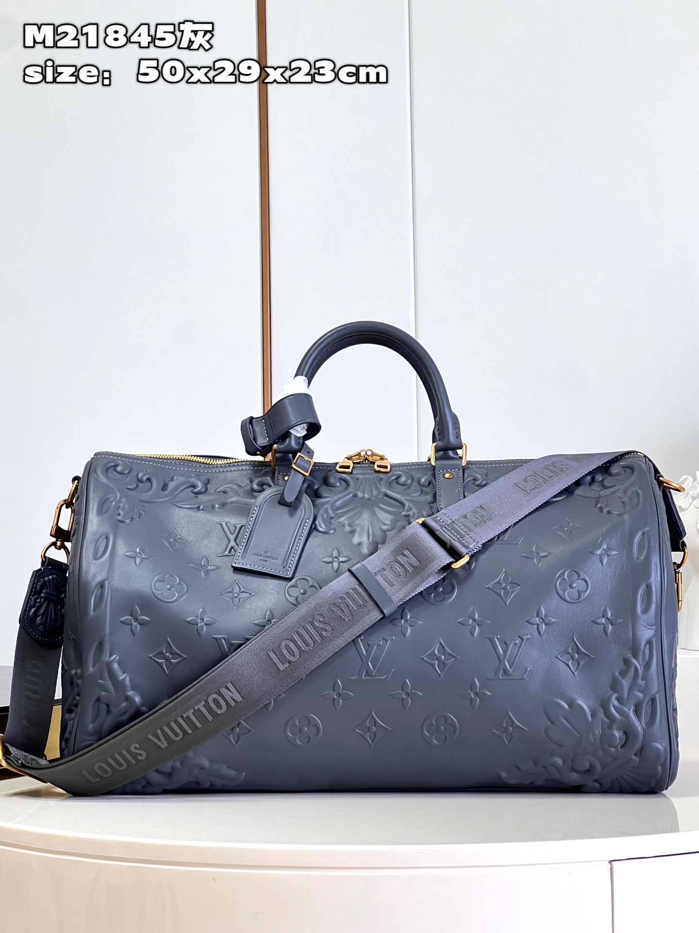 NO:400184,[Exclusive real photo M21845 gray] This Keepall 50 travel bag pursues a higher level of simple design. The side belt is deliberately hidden, focusing on highlighting the embossed outline surrounding the Monogram pattern. The cowhide leather creates plenty of space, and the adjustable shoulder straps are comfortable to carry, making it easy to travel for short trips. Detailed features 50 x 29 x 23 cm (length x height x width) Z.1500 [warm reminder This model is too big and does not fit in packaging], LV [original leather], louis vuitton, cowhide19860909【独家实拍 M21845灰】本款 Keepall 50 旅行袋追求简约设计的更高层次.侧带被特意隐去,着力凸显环绕 Monogram 图案的浮雕式轮廓.牛皮革塑造充裕空间,可调节肩带实现舒适背携,轻松胜任短途旅行.详细特征50 x 29 x 23厘米(长度 x 高 x 宽) Z.1500【温馨提示 此款太大不配包装】,LV【原厂皮】,louis vuitton,cowhide,Bag