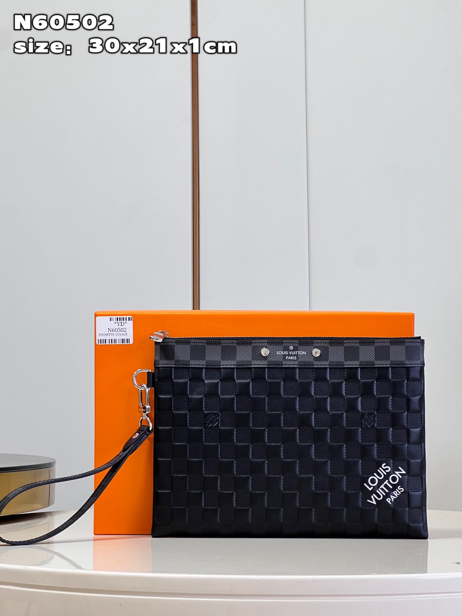 NO:400189,【Exclusive real shot N60502】This Pochette To-Go clutch is a combination of Damier Infini embossed leather and Damier Graphite canvas, interpreting the classic Damier plaid in the contrast of texture and texture, making it a trendy choice outside of traditional business handbags. The removable wristband is convenient for easy access. Detailed features 30 x 21.5 x 1 cm (length x height x width) NS.,LV [original leather],louis vuitton,handbag19860909【独家实拍 N60502】本款 Pochette To-Go 手拿包拼合 Damier Infini 压纹皮革和 Damier Graphite 帆布,在质感和纹理的反差中演绎经典 Damier 格纹,成就传统商务手袋之外的潮流之选.可拆卸腕带实现便捷随行.详细特征30 x 21.5 x 1厘米(长度 x 高 x 宽) NS.,LV【原厂皮】,louis vuitton,handbag,Bag