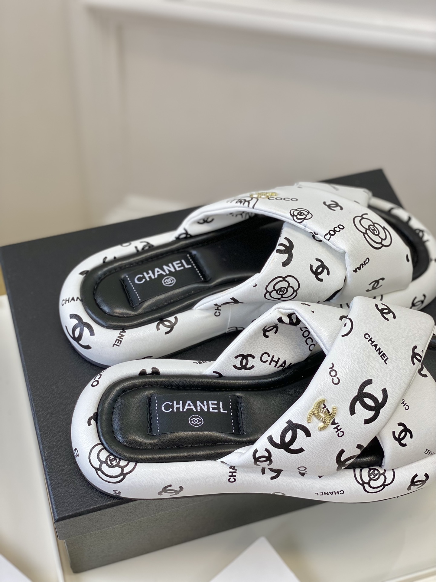 Chanel小香新款面包凉拖鞋！鞋面